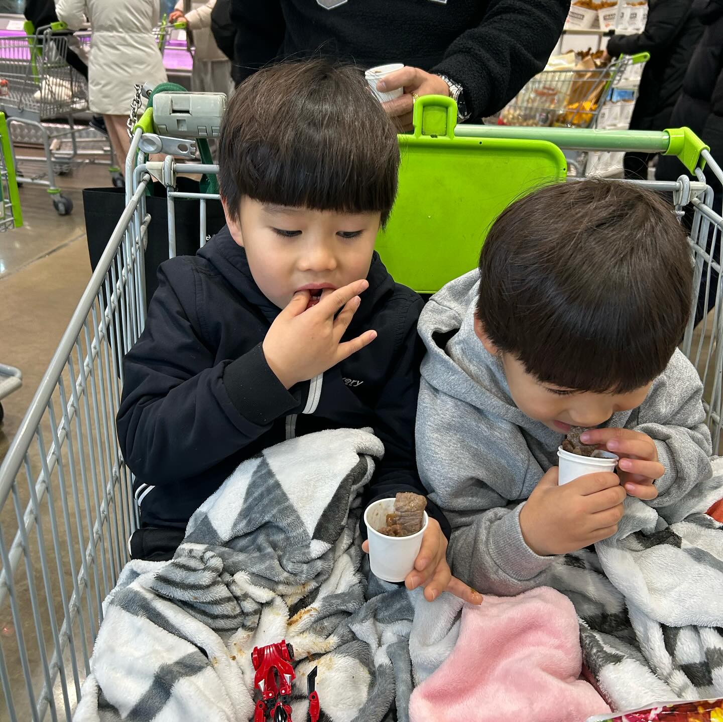 주말일상
외할머니 가게 간김에 트레이더스에서 장보고
시식하면서 배채우기ㅋㅋㅋ
일요일아침은 스파게티 야무지게 먹은 두아들
공짜표 생겨서 뽀로로 슈퍼스타 영화보러갔다가
오래방 노래도 부르고 팝콘먹으며 영화관람ㅎ
우리 아들들 많이 컷네^^ 데리고다닐맛 난다💕
.
#무우형제 #주말일상 #뽀로로슈퍼스타대모험 
#뽀로로슈퍼스타리뷰이벤트 #영화재밌다 #앞으로영화데이트 #자주하자
#팝콘먹방