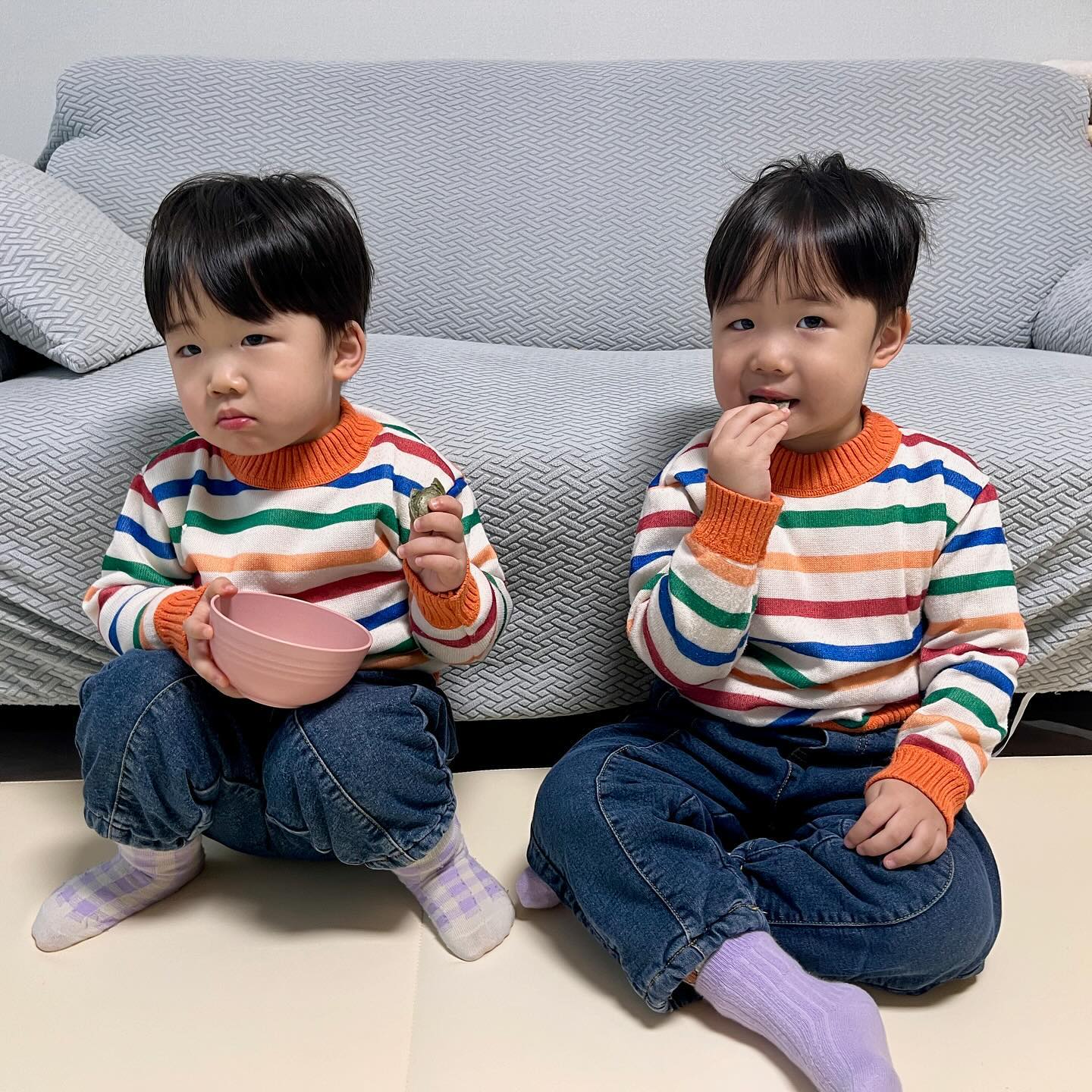 #온룩북 #온온브라더스 #연년생형제 #등원룩 #형제룩 #커플룩 

둘이 같이 앞을 본 사진이 1도 없음.. 

오늘 아침에는 개운하게 일어났는지
울지도 않고 일어나서 
일어나자마자 밥을 찾는 온유와 
일어나자마자 출근준비하는 엄마 찾아댕기는 지온이의 콜라보

요즘 밤마다 잠드는게 힘든지 
도깨지아저씨를 한20번은 소환해야
그제서야 머리를 베게에 두고 눕는 지온이 

지온이도 이제는 낮잠을 재워야 하지 말아야 하는 떄가 온건가..항상 지온이는 왜이리 빠른것인감.. 유치원가서 낮잠떼도 괜찮다구요 아조씨!!

온유는 요즘 엄마 대신 동생한테 잔소리도 해주고 
5살은 육아 황금기라는 말이 정말로 맞는건가 싶을정도로 
이대로만 커줘라 하는 건 엄마 바램✌🏻

아가들아 얼집 잘 다녀오고 
내일 재미나게 놀자 😘