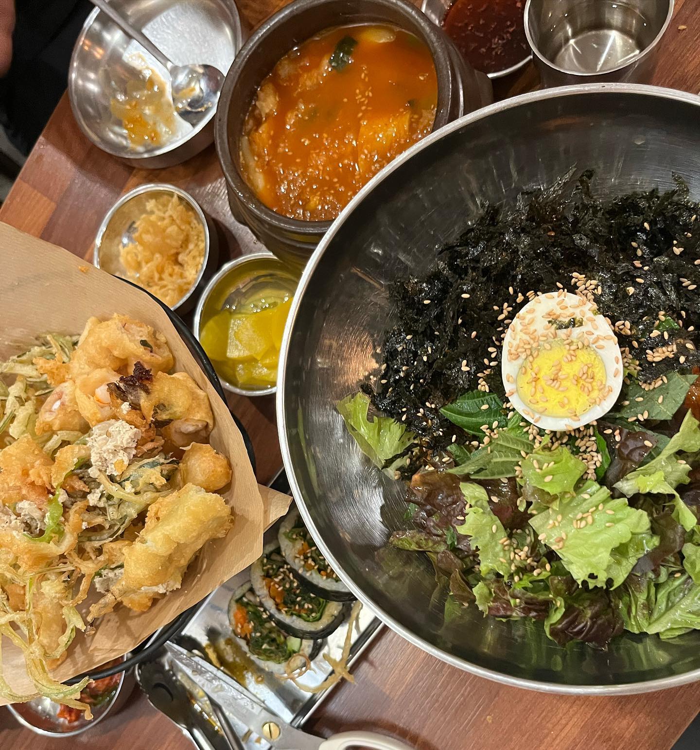 박‘s 푸드

새벽까지 영업인데 술을 판매 하지 않는 점에서 놀랐다 !
삼겹김밥이 맛있으니 무조건 드서보세요 👍👍
튀김도 맛있는데.. 국수랑 떡볶이는 😒…

#분식집 #춘천 #춘천카페 #춘천맛집 #춘천여행 #춘천가볼만한곳 #춘천닭갈비