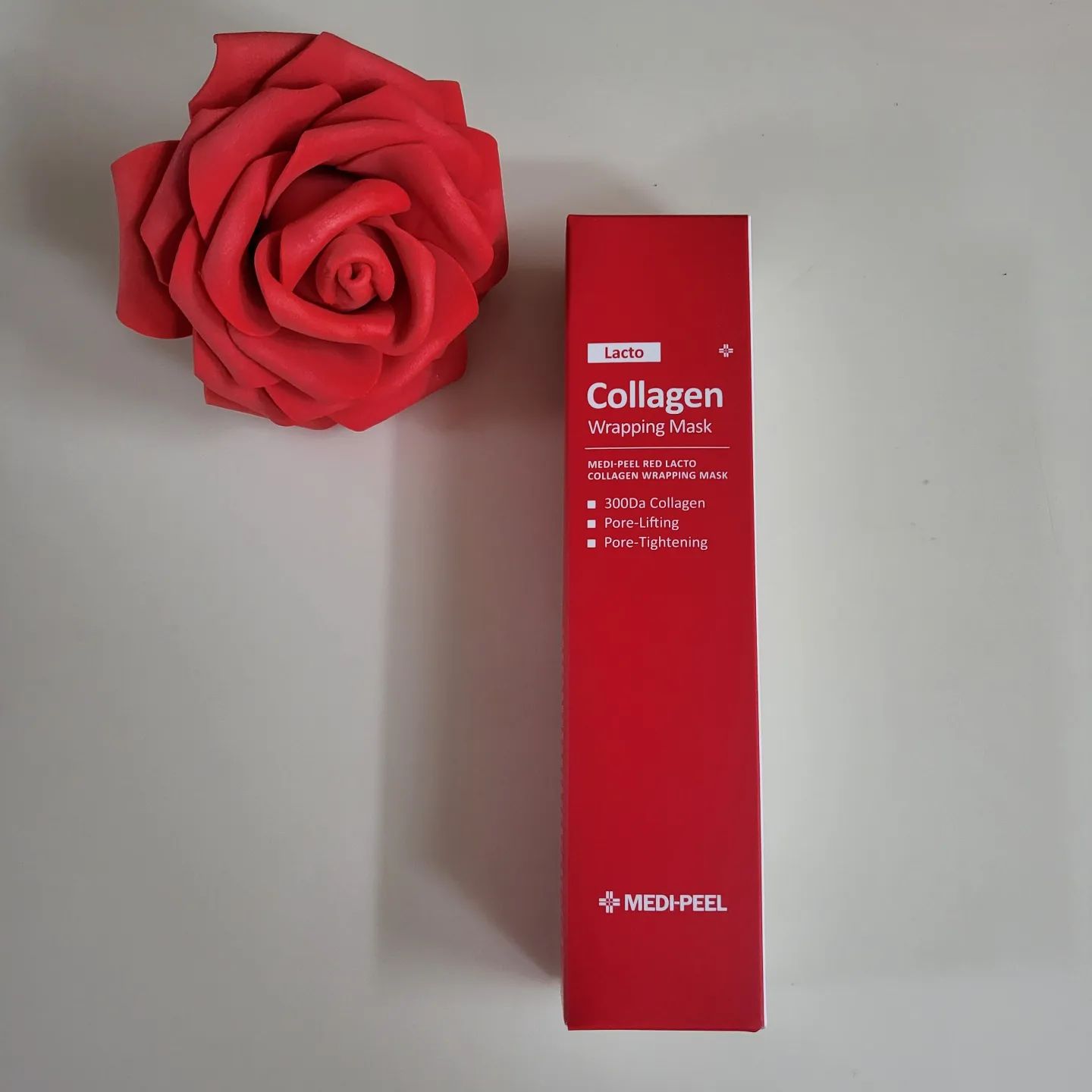 #협찬
🌹레드 락토 콜라겐 랩핑 마스크 70ml
항상 수분에만 신경썼는데 30대가 되면서 
피부탄력이 극도로 떨어지는게 눈에보임,,
탄력도 중요하고 광 도 잃을수 없는데 
두개 다 충족하는 바르는마스크팩을 찾음!!
일명 소유마스크 *_*
.
모공크기가 500달톤인데 그보다 훨씬 작은
300달톤 초저분자 콜라겐을 70.2%나 함유하고 있어 
좋은 성분이 피부속으로 흡수되기가 훨씬 쉬워 
한번만 사용해도 세로 모공부터 모공 탄력 관리를!!
거기다 유산균발효물, 히알루론산 또한 함유되어있어
광채 관리까지 가능 하다는거 👏👏
.
✔팩 사용후 더욱 촉촉함이 오래가도록
스킨케어 마지막 단계에서 사용하는건 꿀팁!🌟
.
#스킨이데아 #메디필 #레드락토콜라겐랩핑마스크
#바르는콜라겐팩 #올리브영마스크팩 #세로모공 
#모공관리 #콜라겐덩어리 #모공축소 #모태아기모공
#소유마스크팩 #올리브영추천템