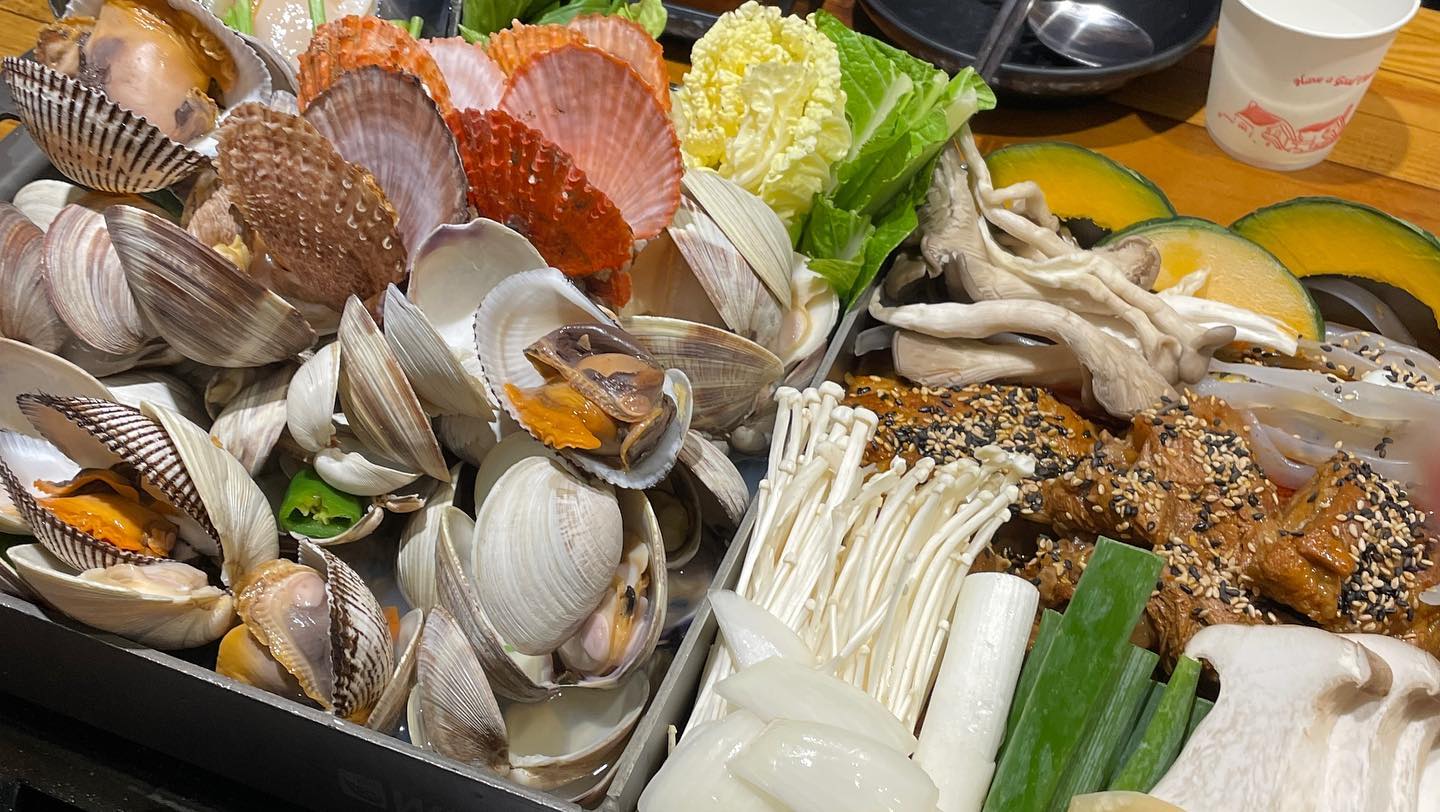 [춘천 위찜]

육식파, 해물파 더이상 싸우지마세요!

갈비찜과 조개탕을 한꺼번에 먹을 수 있는 위찜✨

맵기조절이 가능한 갈비찜은 갈빗대에 야들야들한 살이 가득 붙어있어 치아 안좋은 어르신들도 마음껏 드실 수 있어요!

알알이 통통한 조개가 가득 들어간 조개탕은 칼칼한 국물 덕분에 소주 두병은 거뜬!🍻

이것만 먹고 끝내기엔 너무 아쉽죠🫢

남은 갈비양념에 모짜렐라 치즈가 가득 들어간 볶음밥과

칼칼한 조개탕 국물엔 칼국수 사리를 넣어 먹으면

이게 바로 K 디저트👍🏻

육류, 해산물 둘중 하나 놓칠수 없는 분들는 위찜으로 출동하세요!🙂