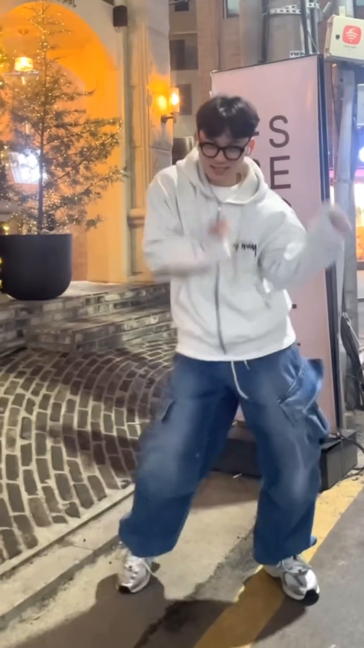 폼 미친 카페 front_seoul 에서 요즘 따라 내꺼 인듯 내꺼 아닌 내꺼 같은 너~~~~ ㅋㅋㅋ 민망해죽겟어 ㅋㅋㅋ
#요즘따라내꺼인듯내꺼아닌내꺼같은너 
#요즘따라 #댄스 #귀여운춤 #인스타댄스 #춤스타그램