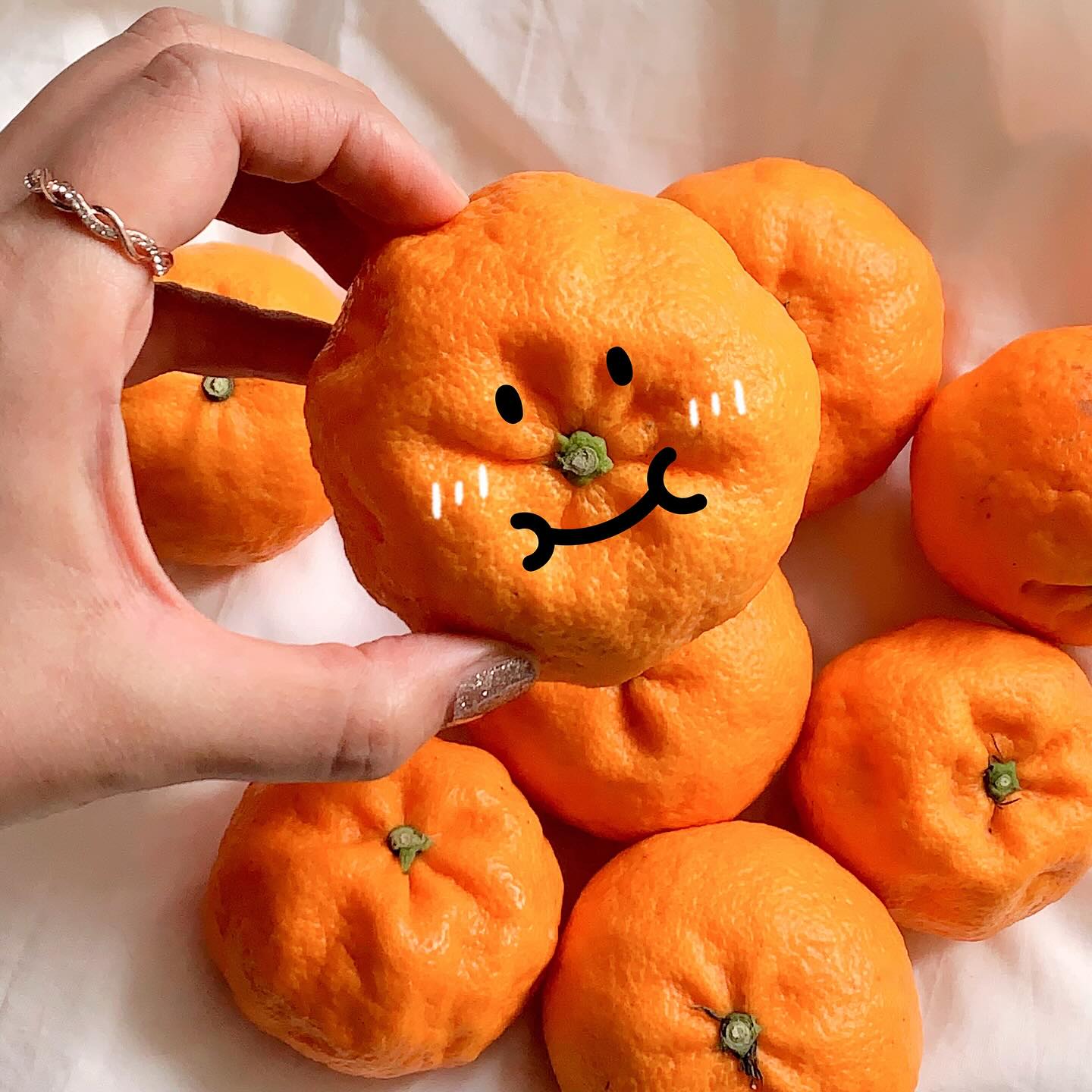 #제품제공 제주도에서 날아온 신비향 🍊
택배 도착하자마자 하나 바로 까서 맛보니,
새콤달콤 과즙팡팡!
올 해 먹은 과일 중 최고의 맛이었어요.
20브릭스쯤 되는 그 느낌의 당도에 기분좋은 상큼함이 최고!
표면이 울퉁불퉁한 것도 당도 때문이래요!
글 쓰는 지금도 입에 침이 고여요.

테이블 지니에서 나눠받은 다정한 상콤달콤함을 
몇 알 나눠담아서 이웃에게 주려고요:)

신비향에게 볼하트해줬어요! 🍊🧡
#테이블지니 #제주신비향 #작은홀씨들 #신비향 #뀰
