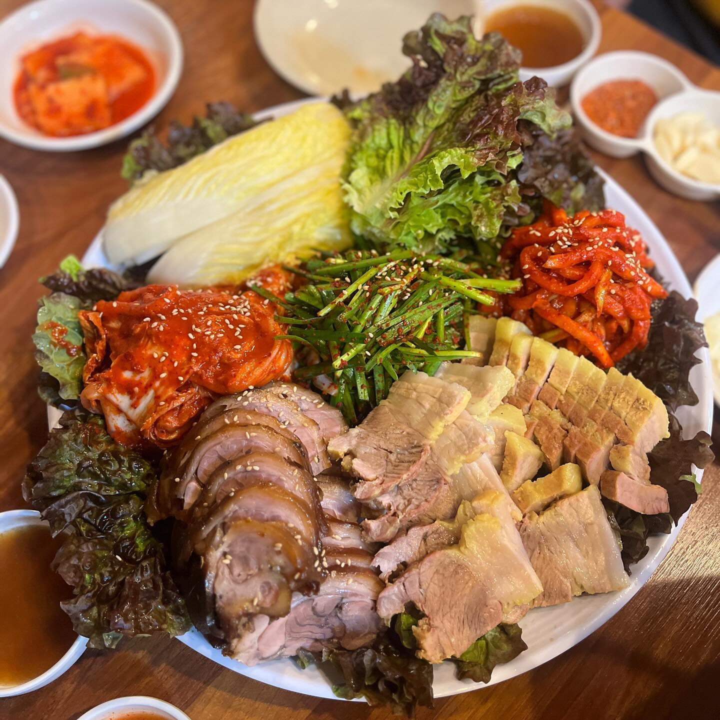 😋#예삐푸드 #예삐맛집 🍴
.
.
.
📍인천 부평구 장제로249번길 9-3
⏰월~토 12:00 - 22:00
📒족발+보쌈+감자탕 셋트 55,000원, 맛보기막국수 5,000
.
.
.
.
감자탕 먹을지 족발 먹을지 보쌈 먹을지 합의가 안이루워졌다면
부평 야다족발보쌈으로 Go....
우린 셋트를시켰지만  셋트가아닌 족발이나 보쌈 주문하면
기본으로 감자탕이 제공되는 도라방쓰 혜자로운곳.....
보쌈, 족발도 물론 냄새안나고 쫠깃 쫠깃 맛있었당...🥹
.
.
.
#먹스타 #먹스타맞팔 #먹스타스램 #먹스타소통 #먹팔 #먹팔맞팔 #먹팔해요 #먹팔환영 #먹팔하면맞팔 #먹팔로우 #kfood #kfoods #koreanfood #asianfood #followers #foodforfoodies #cooking #koreanstyle #ffff #followforfollowback #먹방 #굴포천맛집 #야다족발 #야다족발보쌈 #삼산동맛집 #굴포천역맛집 #야다보쌈 #야다보쌈족발