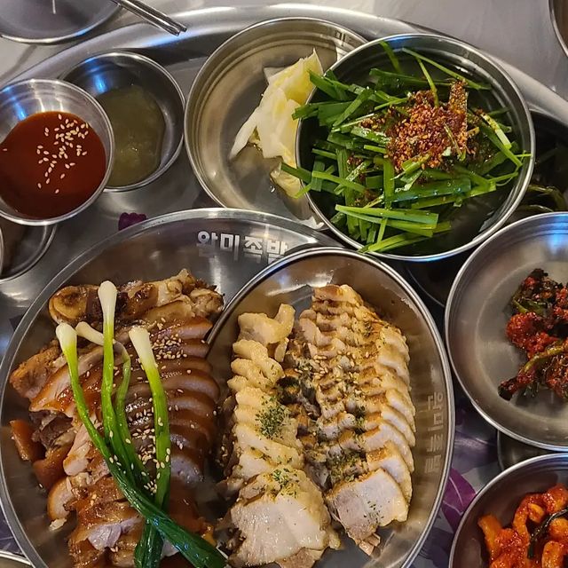 Lim J.Y on Instagram: "고기는 구워야 제맛잇데 다여트땜에 자꾸 삶은 고기만 먹게되네. 그래도 닭가슴살이 아닌게 어디야. 족발로 초밥만들어먹고 쌈싸먹고! 그리고 다음주 비온다고 하니 올해