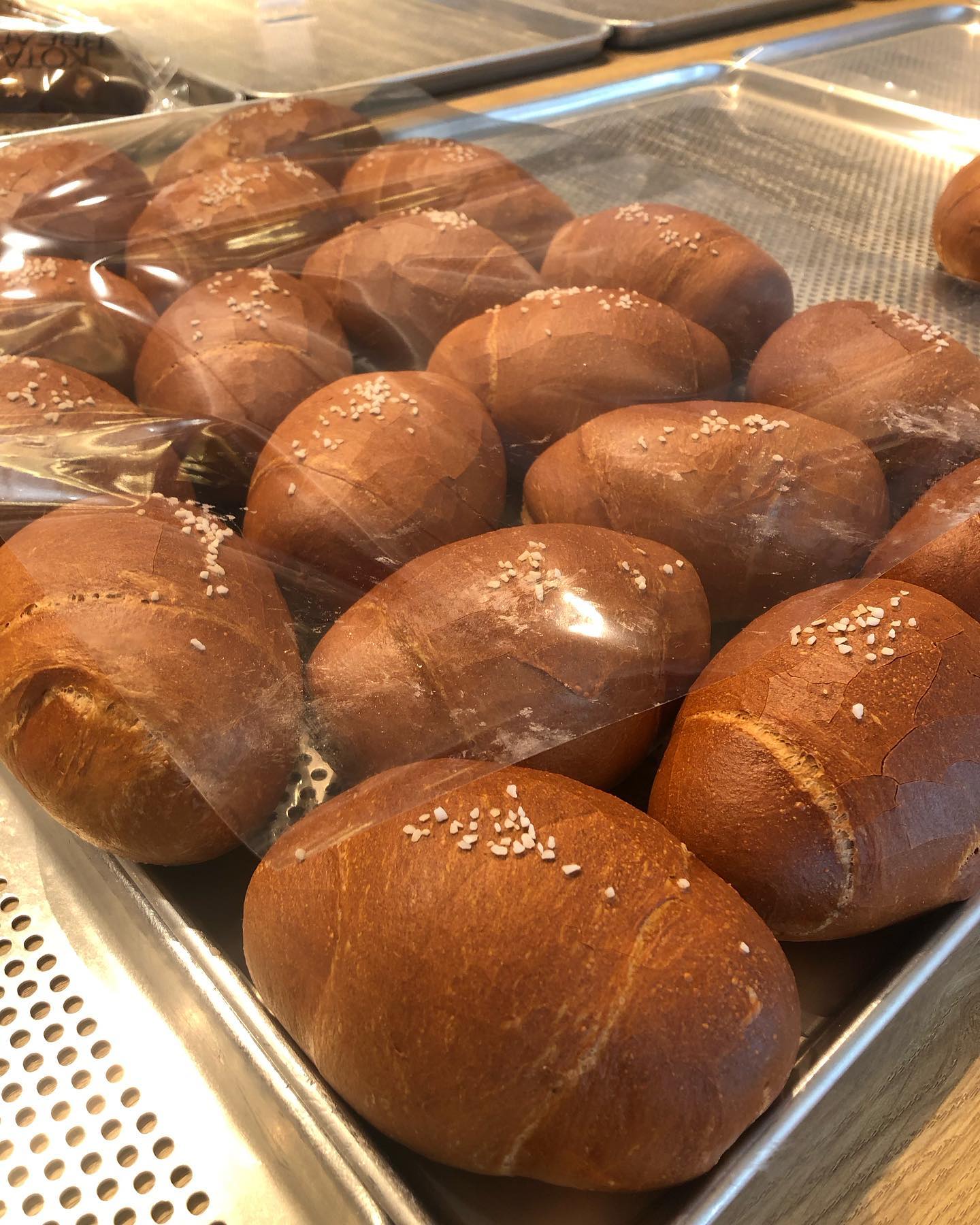 보기만해도 맛있다!
빵수니는 그냥 못 지나치지
배불러도 뜯고봐야지!!!
고소하고 씹는맛이 좋은 코타

#코타브레드 #빵지순례 #빵먹고마구행복해지는 #단순한인간형