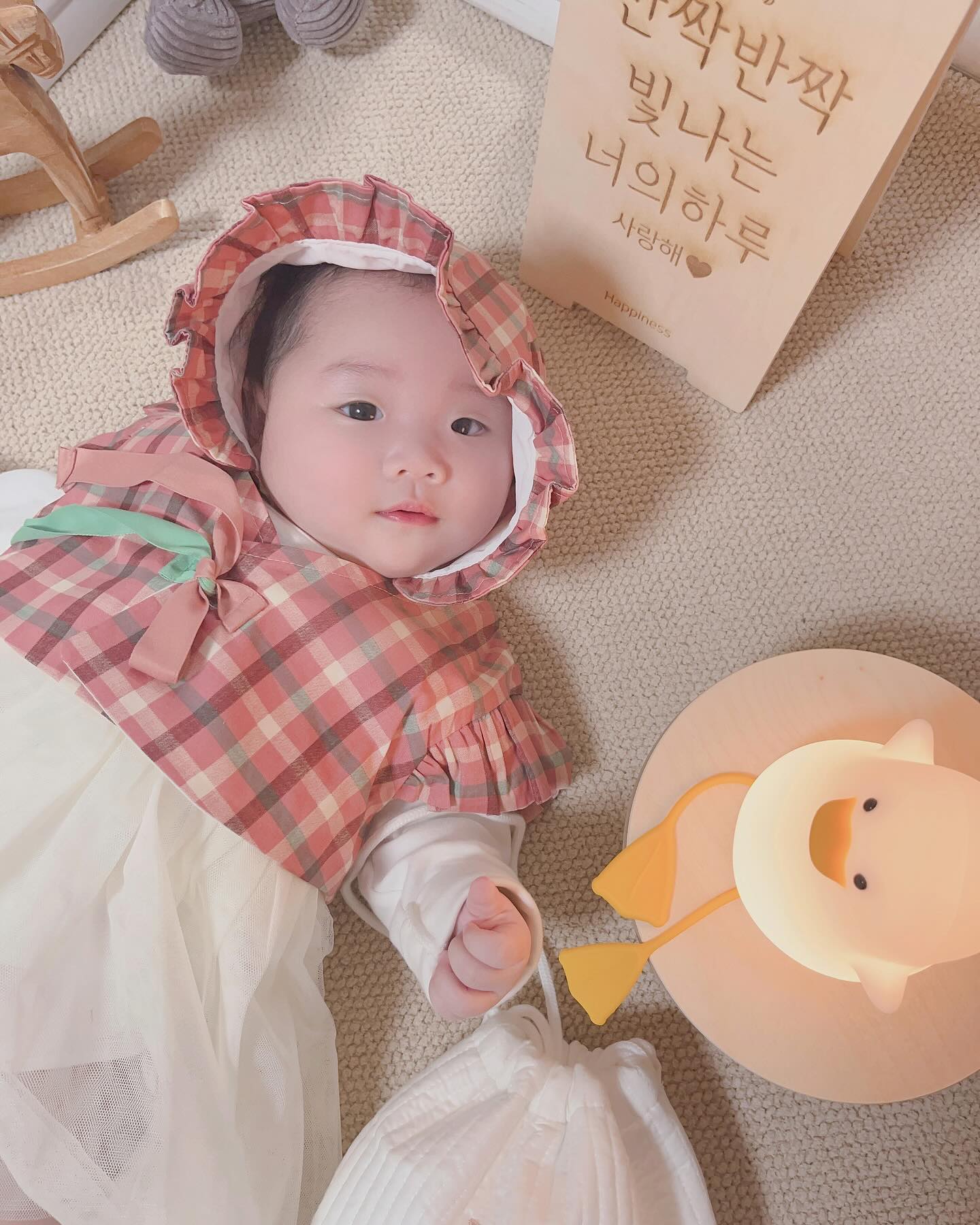#서아사진❤️

인생 첫 설날맞이한 서아
한복입고 이모가 사준 복주머니 들고
인증샷 남겨요😍

서아 돈 모으러 가쟈ㅋㅋㅋ
.
.
#새해복많이받으세요🙇🏻‍♀️ 
까까사먹게 용돈주세요❤️

📸 24.02.08
👶🏻 6.3kg 61.7cm
