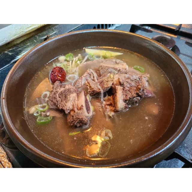 먹는거 좋아하는 언니🐰 on Instagram: "#광고 갈비탕집을 우리집에
그대로 완전 대박 맛있어요 🥰
.
✔️ [선암정] 일품 한우 갈비탕 ?
.
🐰 갈비탕 건더기 너무 많구요 엄청 맛있어요
무엇보다 국물이 진짜 찐하고
너무너무 진국이구요
완전 푹 고아서 진한 그맛이에요
무엇보다 고기가 대박이었는데요
살밥 완전 많고 전문 갈비탕집에서
먹는 딱 그맛입니다
정말 혼밥,혼술 용으로 딱입니다 😄
.
.
.
.
.
.
.
.
#광고 #섬암정 #선암정갈비탕 #갈비탕 #야식 #맛스타그램 #배달맛집 #대왕갈비탕 #집밥 #홈쿡 #맛스타그램 #혼술 #mahanaim_128협찬"