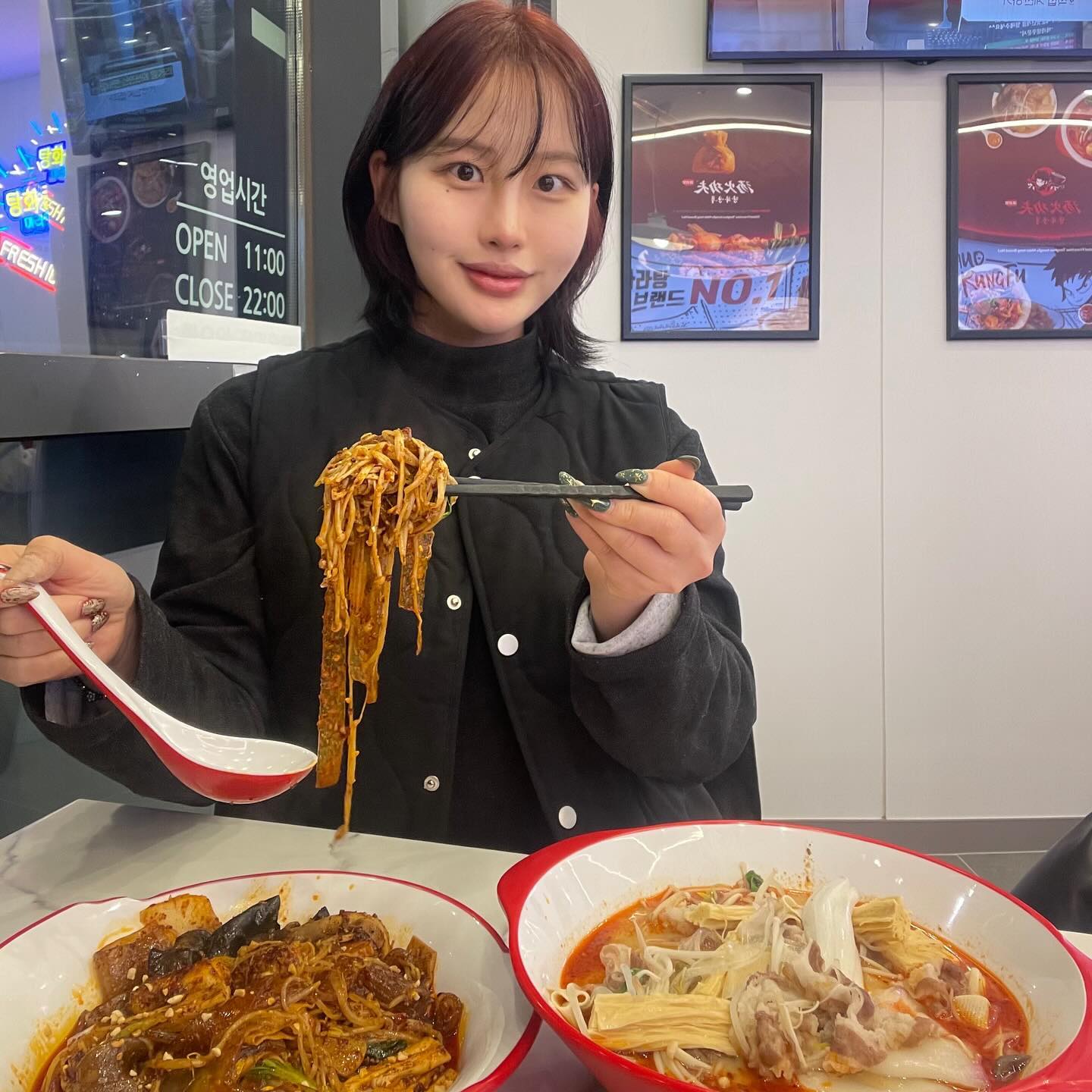 #협찬 #탕화쿵푸마라탕구파발역점
-
(╹ڡ╹ ) 마라향궈 짱 잘하는 집💡
은평구 구파발역 은평뉴타운에 위치한 
’탕화쿵푸마라탕 구파발역점‘!!

깔끔한 내부와 신선한 재료!
마라탕과 마라향궈의 장점은 다양한 재료들 중에 원하는 토핑과 매운맛 결정 할 수 있다는 점이죠! :> 탕화쿵푸마라탕 구파발역점에도 신선한 야채와 다양한 피쉬볼, 고기와 해산물들이 구비되어 행복한 고민을 했답니다:>

매콤하게 볶은 마라향궈,,,! 진짜 짱 맛있어서 밥 추가해서 먹었답니다,,감칠맛나는 매콤함 최고!
어제 엄청 추웠는데 역시 뜨끈 얼얼한 마라탕으로 데워주고, 
바삭하고 새콤달콤한 꿔바로우로 돼지파티 마무리🐷
(체중관리해야 하는데,,맛있는건 못참아,,,)

중국은 물론 한국, 일본, 미국, 카자흐스탄 등 세계각국에서 즐길 수 있는 마라탕 브랜드 ’탕화쿵푸‘ 탕화쿵푸마라탕은 한국인에 입맛에 맞는 특화소스로 남녀노소 즐기기 가능하고, 향신료에 약한 외국인 고객들도 많이 방문한다고 해요! 제가 방문한 날도 가족 단위 외식 하는 분들이 많더라구용

’탕화쿵푸마라탕 구파발역점‘ 매장도 재료도 너무 깔끔하고 사장님과 직원분들도 넘 친절하세요! 덕분에 더 맛있게 먹었답니다 :>

탕화쿵푸마라탕 구파발역점
📌서울 은평구 통일로 1034 자이아파트 안쪽 상가 1층 142호
(구파발역 3번 출구에서 도보 3분)
✔건물 지하주차장 주차가능
(매장 확인도장 한시간무료)

#구파발역맛집 #구파발역맛집추천 #구파발역마라탕 #구파발역마라탕잘하는곳 #구파발역마라탕맛집 #구파발역마라탕맛집추천 #마라탕 #마라향궈 #서울 #연신내 #구파발 #먹스타그램 #셀카 #맞팔 #좋반 #selfie #l4l #f4f #seoul #korea #フォロー #フォローバック #いいね #いいね返し #いいねした人全員フォローする