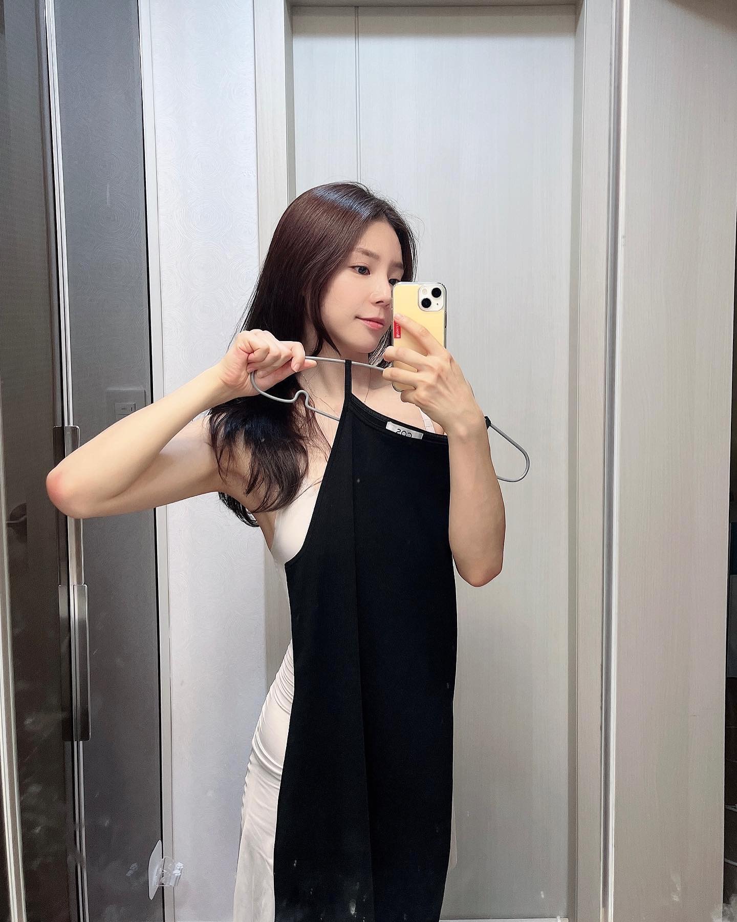 [협찬] 
marun5_official 
오가닉 쉬어슬립 이너원피스

원피스입을때 속옷, 속바지를 한번에 해결하고싶은분들께 추천합니다 

화이트셔츠를 입고싶었지만 비침이 심해 입지 못하고 있었는데 마른파이브 쉬어슬립 원피스덕분에 입을수있게 되었습니다❤️ 
또한 슬림한 원피스를 입을때 옆구리,복부를 잡아주는 보정효과로 슬림하게 만들어주는 센스까지!!!👍

복부 보정속옷을 입으면 말림현상, 복부쪼임으로 복통이 일어나기도 하는데 이건 원피스형이다 보니 말림도❌쪼임도 ❌ 

✔️원피스입을때 속바지와속옷을 입기 귀찮은분들 
✔️자국없이 슬림한 원피스을 입고싶은사람 
✔️잘때 부드럽고 시원한 슬립을 입고 싶은사람
✔️비침 방지용 원피스을 입고싶은사람
✔️편한 보정속옷을 원하는 사람 

편리함과 편안함이 모두 담겨져있는 슬립원피스 

제가 가장맘에들었던 부분은 사소한거지만 라벨이 없습니다 
조금이라도 까끌거리는 느낌이 싫어서
저는 라벨을 다 자르거든요🤣
마른파이브 슬립원피스는 뒤쪽에 프린팅으로 되어있고 까끌거리는부분이 없어서 저는 너무너무 좋았습니다 ❤️ 
역시 마른파이브 내스타일👍👍

저는 S사이즈를 입었는데 쫙 붙더라고요~ 
저는 보정이 되어 좋았지만 살짝 널널하게 입고싶으신분들은 한치수 크게입는걸 추천드립니다😍

✔️환경까지 생각하는 포장지

➡️색상: 화이트, 블랙 , 누드 

#광고#쉬어슬립#슬립#이너슬립#슬립추천#이너슬립추천#마른파이브#marun5#마른5#이너맛집#쉬어#SCHIER#필라테스#협찬