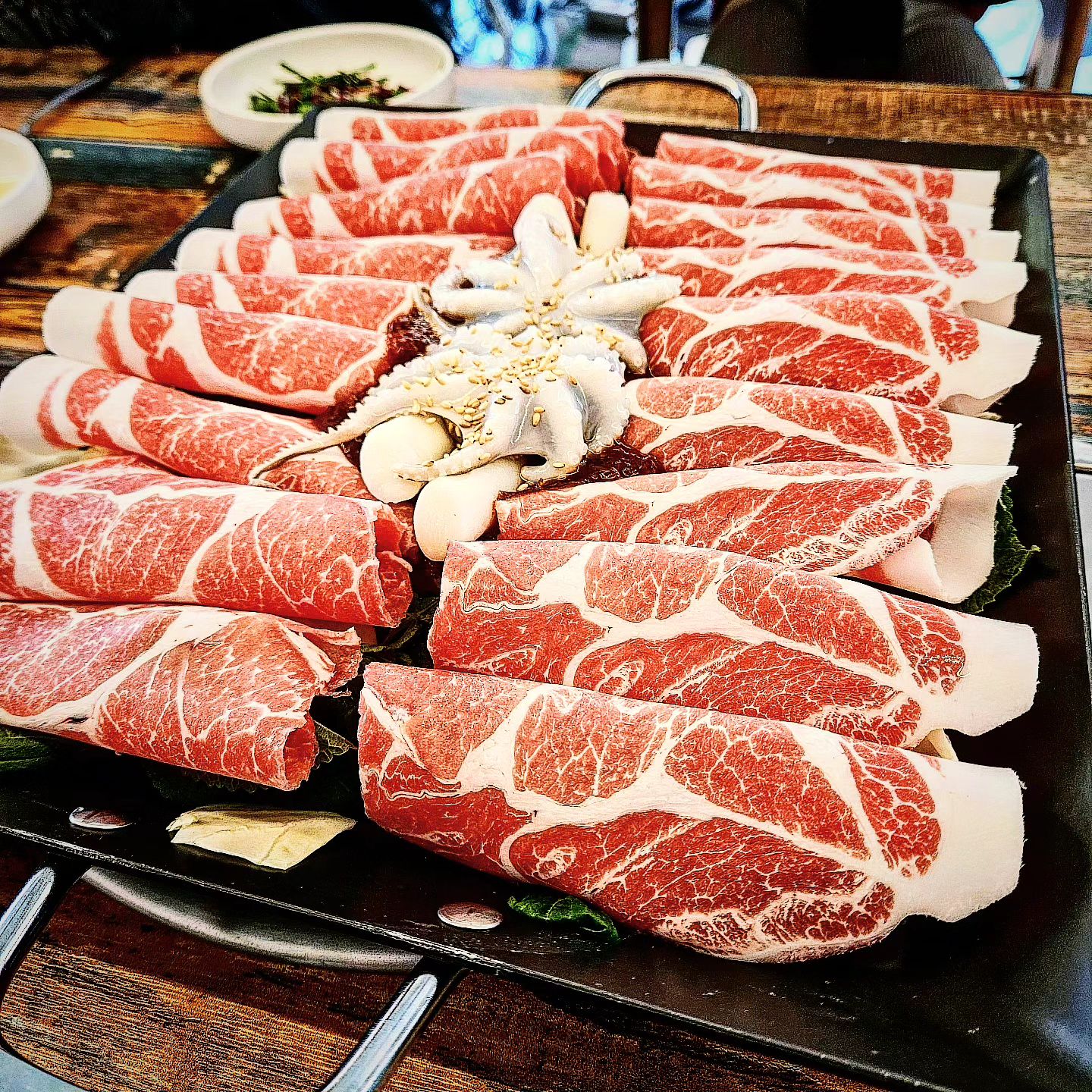 🐷오늘 소개할 곳은 상무지구 점심 맛집 산다화입니다 꿀꿀 🐖 철판양념삼겹을 시키면  삼겹살과 쭈꾸미가 예쁘게 세팅됩니다 꿀꿀 🐖  밑에 깔려있는 비법 양념과 버무려지면 핵꿀맛입니다 꿀꿀 🐖 마지막은 볶음밥으로 입 헹궈주면 지상낙원 꿀꿀 🐖

✔️상호 : 산다화
✔️주소 : 광주 서구 운천로 253 2층. 산다화
✔️전화 : 062-381-7777
✔️영업시간 : 11시 ~ 22시 / 매주 일요일 정기휴무

🥰추천메뉴
철판양념삼겹 15,000원

#상무지구맛집#상무지구점심#상무지구점심맛집#상지맛집#치평동맛집#치평동점심