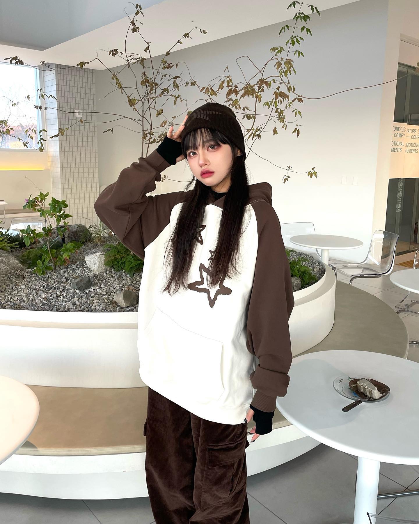 너무 오랜만..👀🤲🏻 
다들 24년 새해 복 많이 받으세요🙇🏻‍♀️

wefromlazy #🤎 #제품협찬 
-Lazy star beanie ( BROWN ) 
-Brush stars hoodie ( BROWN ) 

#wefromlazy #beanie #winterhat #oversizedhoodie #hoodie