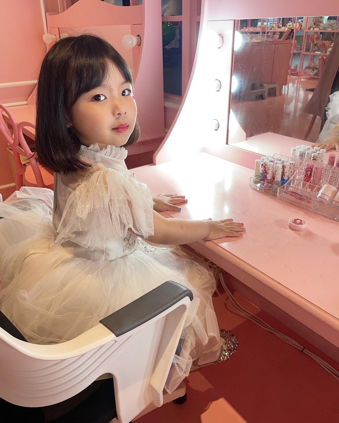 -
2023.06.25(일)
퐁이 태어난지 1619일 되는 날, 👧🏻
#공주력 충전을 위한 엄마의 특별한 #데이트코스 !
#디엘프렌즈 🫶🏻
색조화장하고 헤어하기,
너무 이쁜지 지나가는 사람들 눈에서도 
하트가 뿅뿅!!

diel.samjungtower 
-
-
🎀 #20190119 #AM1040 #3485g #A형 #49cm 🎀
#황금돼지띠 🐽
#딸랑구 #태명 #조리퐁
#딸스타그램 #딸바보 
#고양이 #공동육묘🐾 #개냥이 #뽀뽀 #쫍쫍 
#라이언 #라이언덕후 
#나만사랑하는 #내남자 #와이프바보 👍🏻👍🏻👍🏻
#우리가족 #사랑해