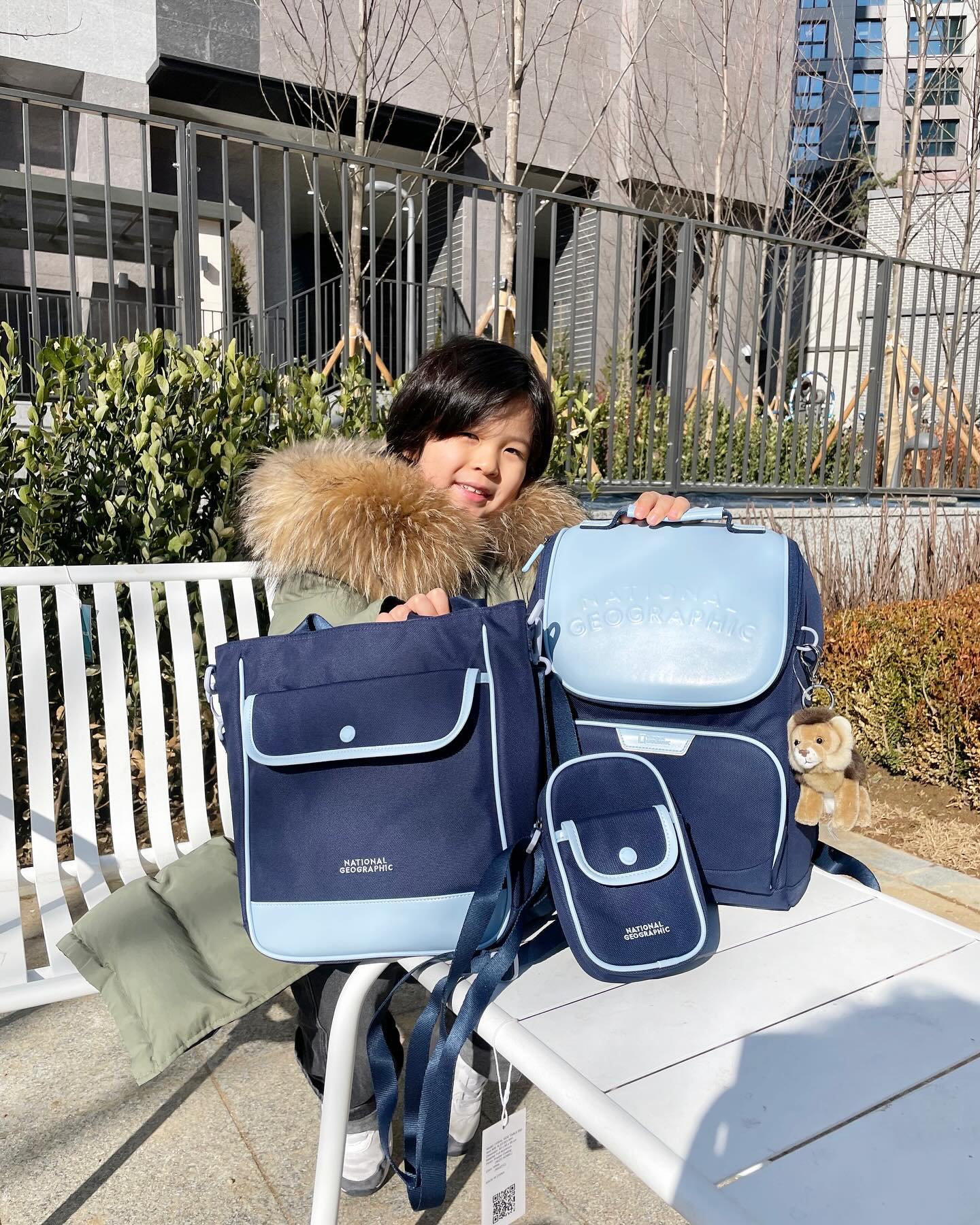 #광고 

ng_apparel.kids 

내셔널지오그래픽키즈 
K241KBG520 헤이즐 3PCS세트 네이비 

-저학년 백팩이예요 
보조가방과 미니크로스백 그리고 귀여운 키링이 함께있는 세트입니다 
볼륨형 인조가죽커버가 아주 고급져요 
등부분 에어 메쉬로 통기성도 줬구요 
보조가방은 안감 탈부착으로 
신발주머니해도 된답니다 
자석체스트벨트 옆으로는 호루라기도 같이 있어서 위험할때 사용 할 수 있어요
가방 하단에는 재귀반사 패치도 적용되어있어요
가방바닥 속고발로 오염방지 되요 

탄탄해보이는 가방메고 빨리 학교 가고 싶대요 

키즈24SS 신학기 저학년 백팩 구매시 사은품으로 필통 증정해주는 이벤트도 진행중입니다 

#키즈가방 #키즈백팩 #키즈백팩추천 #학생가방 #신학기가방 #신학기백팩 #저학년가방 #내셔널지오그래픽키즈 #내셔널지오그래픽 #정이형제 #키즈모델 #주니어모델