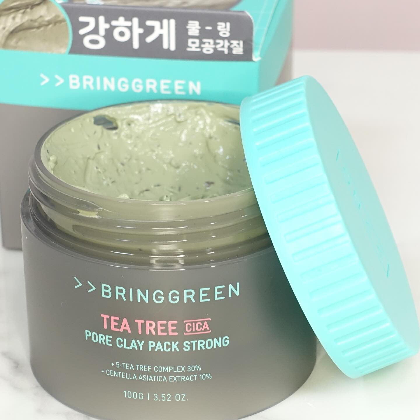 #제품제공 #브링그린
bringgreen_official 
💚브링그린 티트리 시카 포어 클레이팩 스트롱🌿

요즘 제 피부 상태가 좋지 않아서 피부 관리에 신경 쓰고 있는데, 
브링그린의 티트리 시카 포어 클레이팩 스트롱을 사용하면서 끝내주는 효과를 느꼈어요
오늘은 각질부터 모공까지 꽉 잡는 팥트롱모공팩 브링그린 티트리 시카 포어 클레이팩 스트롱 사용해봤습니다✨

요즘 히터때문에 건조해져 모공이 늘어나는 것 같더라구요~

각질제거에 탁월한 팥 스크럽으로 매일 쌓이는 각질을 매끈하게 케어해준다고 해요!
피부 각질 개선 58.75% 임상 효과가 있어서 믿고 사용할 수 있습니다🍃

피부 겉부터 모공 속까지 피지를 말끔하게!
피부 겉 노폐물 98.13% 감소, 피부 모공 속 피지 노폐물 감소 임상이 완료!

즉각 쿨링 효과로 피지가 사라진 자리를 시원하게 쪼여주어 
깨끗해진 모공을 꽉 타이트닝해줘서 모공관리에 좋았습니다. 
쿨링효과 16.02% 감소, 모공 타이트닝 효과 16.48% 감소되었다고 해요

사용 방법!
세안 후 물기 없는 얼굴에 적당량을 덜어 눈가, 입가를 제외한 얼굴 전체에 적당량을 펴 발라주고 
10~20분 피부를 조이는 느낌과 함께 내용물이 마르면 미온수로 깨끗하게 씻어내면 되어요!

🍃홍조로 높은 피부 온도를 낮춰주고 싶은 분
🍃각질과 모공을 한 번에 케어하고픈 분
🍃기존의 티트리 시카 클레이팩보다 강력한 제품을 찾으시는 분
🍃자극은 적지만 케어 기능은 충분한 제품을 찾으시는 분

이러한 분들께 너무나 추천드리는 제품이고 가격대도 저렴해서 
저와 같은 피부 고민을 가지신 분들께 너무나 추천드리는 
브링그린의 티트리 시카 포어 클레이팩 스트롱 버전이었습니다!💚

#파룸체험단 #티트리시카포어클레이팩스트롱 #팥트롱모공팩 #모공팩 
#클레이팩 #워시오프팩 #모공팩추천 #모공관리 #각질제거 #피지관리