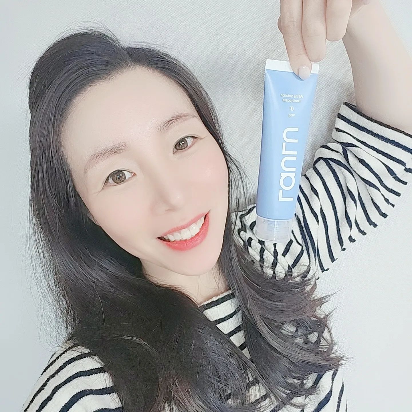 #협찬 #라울루

활짝 웃는게 자신있어지는 마법!
치약하나로 달라지는 아침!

라울루 매직😁😆

홍챠가 원래부터 건치는 아니였어요!
꾸준한 치아관리덕분에
자신있게 활짝 웃을 수 있답니다😁

정말 다양한 치약을 사용해보면서
유목민생활을 해왔지만

개운한 사용감과 미백효과는
라울루만한게 없는것같아요!

라울루 미백치약은 
실제 치과 미백시술에서 사용되는
과산화수소수가 함유되어서
치아변색층 제거에 효과적이에요. 

미백효과는 물론이고 성분까지잡아서
구강건조증을 예방해주고 
잇몸질환자나 구내염환자까지도 
안심하고 사용할 수있는 
안전한 치약이랍니다.

홍챠랑같이 매일 라울루로 양치해요♡

#치약추천 #아침입냄새 #구강건조
#천연계면활성제치약 #천연치약
#안전한치약 #잇몸치약 #입냄새치약
#치아미백치약 #미백치약 
#화이트닝치약 #치아화이트닝
#홍챠 #홍챠의일기