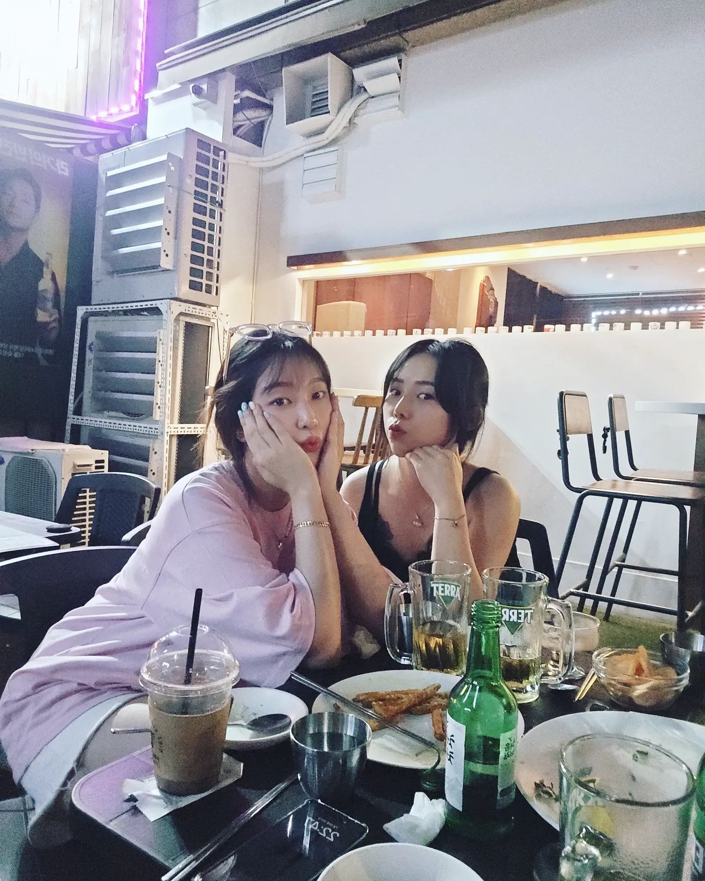 👭