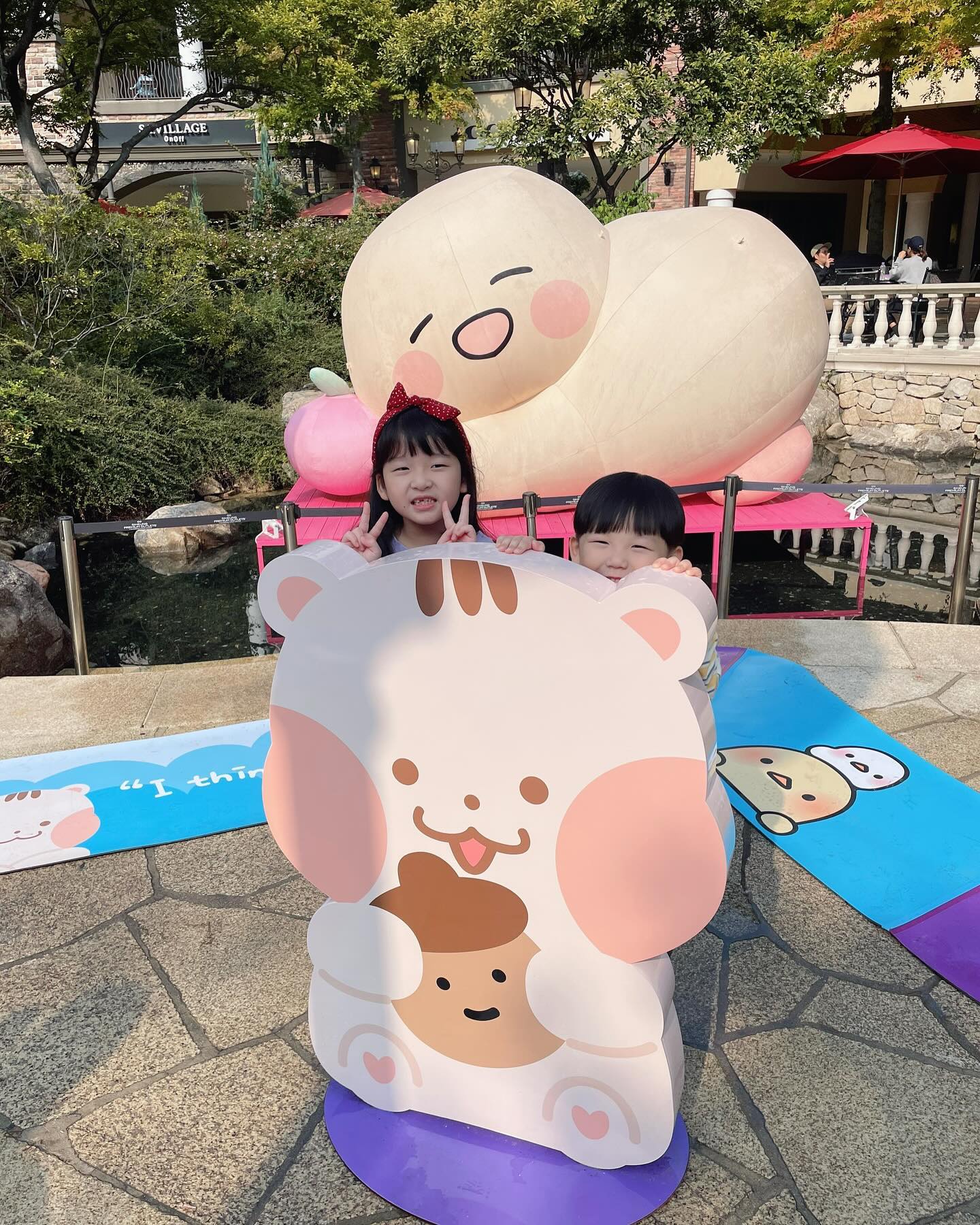 신시아에 뜬 귀여운 캐릭터들에 신나서 돌고래 소리내는 아이들, 귀여워☺️