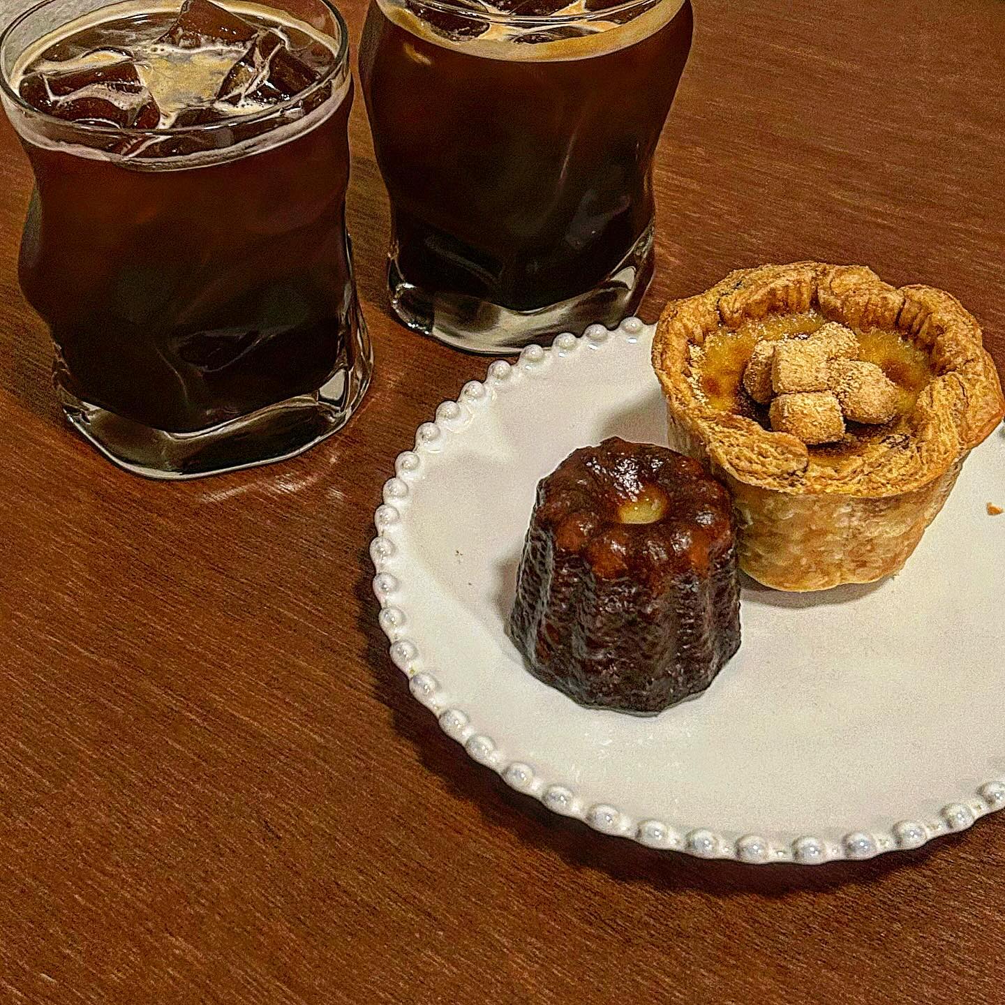 #카페 #럽잇 #loveat

우드 인테리어에 맛있는 디저트 조합이다
어둑어둑 한듯 분위기 있는 조명이 이곳의 포인트
심플한듯 따듯한 분위기로 근처 직장인들 핫플인 #선릉역 #심재 ☕️

들어가자마자 예쁜 비주얼의 케이크와 구움과자가 반겨줘서
식사하고 디저트 타임 필요할 때 방문하면 좋을 거 같아요!
평일인데에도 저녁에 방문해서 그런지 디저트가 거의다 품절..!
남은 #에그타르트 와 #까눌레 먹어봤어요🍰🧁🥧

근데 먹자마자 기대이상이라고 생각하게 만드는 에그타르트는
특이하게 인절미와 섞여서 아래에 떡이들어가 쫀득하고
고소함과 달걀향 그리고 몽글몽글한게 매력적이에요🥰
까눌레는 아는맛인데 달콤해서 맛있는 맛🤭
선릉역 식사하고 #디저트카페 는 여기로🫶🏻
-
🫶🏻심재 선릉 (simjae_official )
🫶🏻서울 강남구 선릉로86길 10-5 1층
.
.
#선릉맛집 #선릉역맛집 #선릉카페 #선릉역카페 #선릉맛집추천