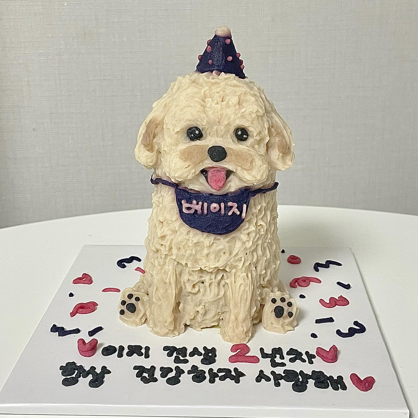23.12.31 오늘은 우리 베이지군 생일이에요 ◡̈

베이지를 키우게 되면서 생전 사보지도 않았던 댕댕이 케이크를 어제 두 번째로 구매해 봤는데, 일집일집 이벤트가 없던 일상에 축하해 줄 이지가 있어서 소소하게 기쁘다.
요즘 바빠서 정신이 없어서 전날에 급하게 알아 봤는데 
급하게 알아 봤지만 예쁜 곳으로 찾아 보고 싶어서 나름 열심히 찾아 봤다. 
눈이 펑펑 쌓이고 가는 길이 너무 힘들었지만 이지가 너무 맛있게 먹어서 뿌듯!

이지의 머즐털색까지 상세하게 보고 만들어 주신 것 같아서 새삼 좋았는데 너무 앙증맞고 귀엽고 심지어 닮아서 앉혀놓고 엄청 찍었다.

짱 귀여운 케이크 기록으로 남기려고 사진 따로 올리기◡̈ ༘