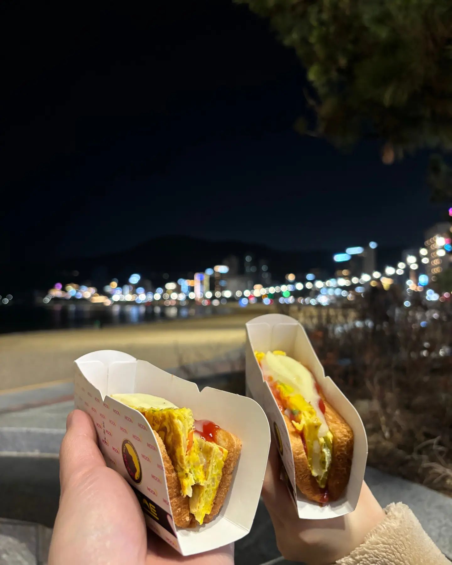 #송정 #문토스트 

문토스트 본점인 #송정해수욕장 !
체인점이 많지만 저는 여기가 제일 맛있더라구요
바다 바로 앞이기듀 하구 ⛱️ 

#송정문토스트 #송정맛집 #송정카페 #송정동 #송정토스트 #부산토스트 #토스트맛집 #송정해변 #송정핫플 #송정카페추천
#부산드라이브 #부산바다