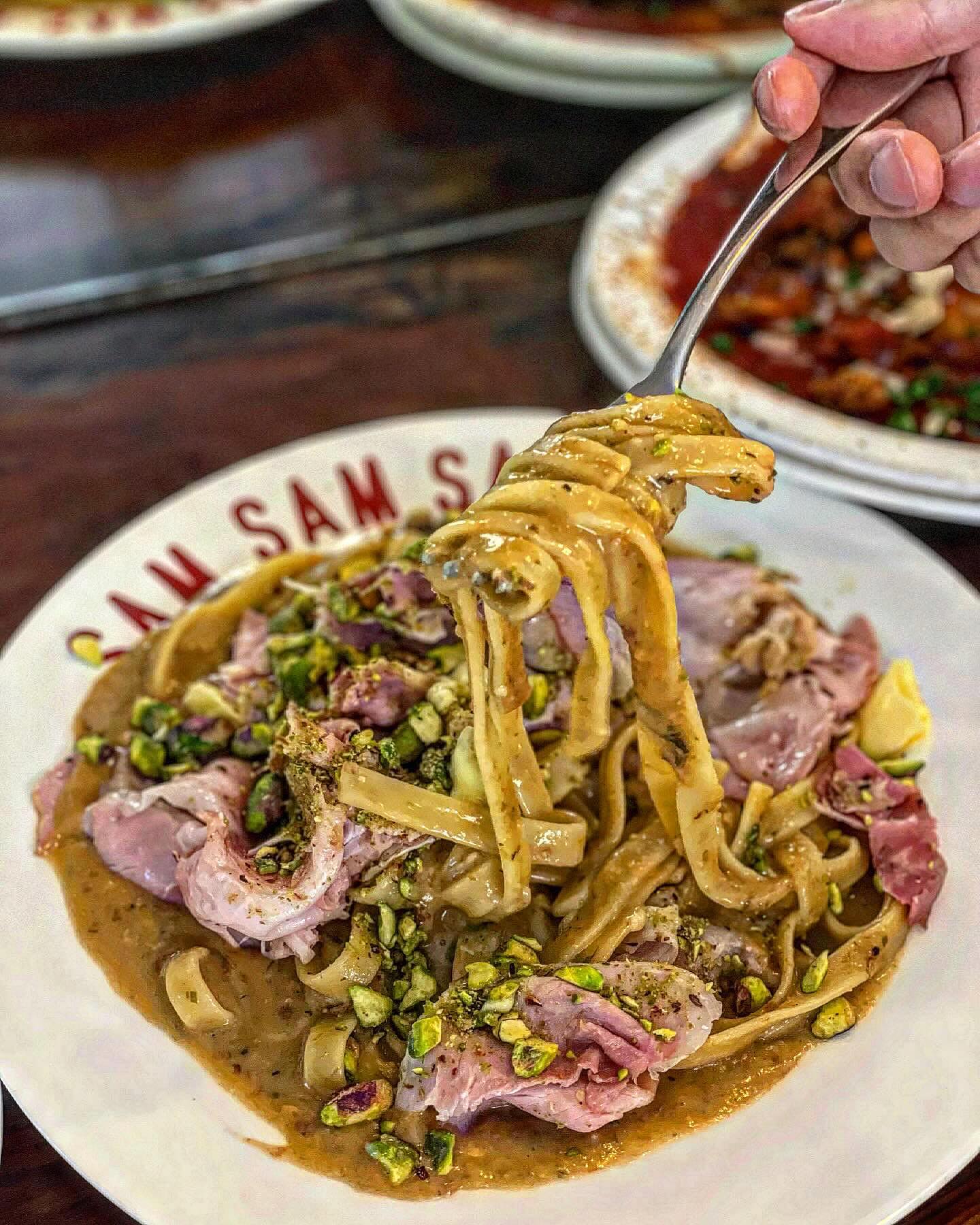 용리단길에서 뉴욕 가정식을 느낄 수 있는 #쌤쌤쌤 🍝

평일에도 긴 웨이팅을 자랑하는 미국 가정식 맛집 쌤쌤쌤 
삼각지역 인근 용리단길을 북적이게 만든 맛집이에요 👏🏻

🇱🇷미국 샌프란시스코를 컨셉으로 친근하면서 이국적인 분위기와
캘리포니아 스타일 #라자냐 , 
직접 만든 잠봉으로 만든 #잠봉뵈르파스타 
감자전분을 이용해 직접 수제로 만든 #뇨끼 

쌤쌤쌤만의 컨셉을 더해
먹는 사람으로 하여금 미식의 즐거움을 선사하는 곳이에요🤍
줄서는 맛집임에도, 꾸준히 메뉴 디벨롭이 인상적인 곳!
사람들과 모임이나, 데이트 맛집으로 좋을 것 같아요 🍝🥩

𝒔𝒂𝒎 𝒔𝒂𝒎 𝒔𝒂𝒎 | 쌤쌤쌤

📍서울 용산구 한강대로50길 25 1층
📍매일 11:30- 22:00 / 평일 브레이크타임 15:00 - 17:30
📍메뉴 : : 잠봉보르파스타(1.9) 라자냐(1.9) 뇨끼(0.9)

#삼각지역맛집 #용리단길맛집 #foodporn #데이트추천
#용산맛집 #이태원역맛집 #데이트코스 #용산구맛집 #foodpics