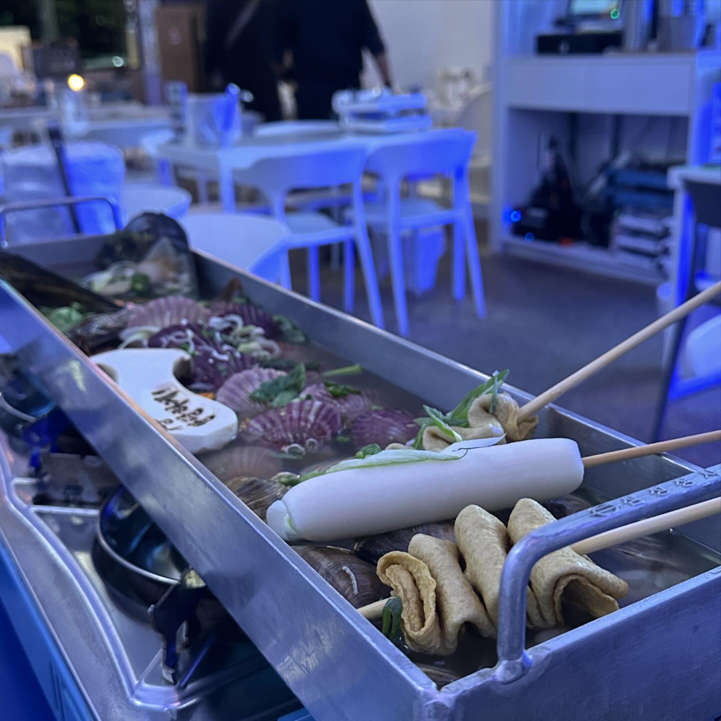 #협찬 #리뷰노트 
신도림에서 신선한 조개로 깊은 국물맛을 자랑하는 탕탕칼제비 다녀왔어요!

📍탕탕칼제비 신도림점
서울 구로구 공원로6가길 52 1층
⏰매일 11:30-22:00
📞0507-1346-1124

✔️탕탕전골
🥘가리비 키조개 새우 갑오징어 전복 등등 제철 해산물들이 가득하고 사이즈도 대박👍
🍢오뎅에 물떡까지 들어있어서 든든한 구성
🐚8시간이상 끓인 육수로 맛을낸 조개전골 조개탕
✔️탕탕육즙만두
🥟육즙이 좔좔 흐르는 교자만두는 말해모해~

매장도 넓고 테이블도 많아요
감성적인 인테리어에 깔끔하고 차분한 분위기가 음식의 격을 한층 높여주는 맛집 탕탕칼제비 추천합니다❣️

#신도림맛집 #조개탕 #조개전골 #데이트코스
