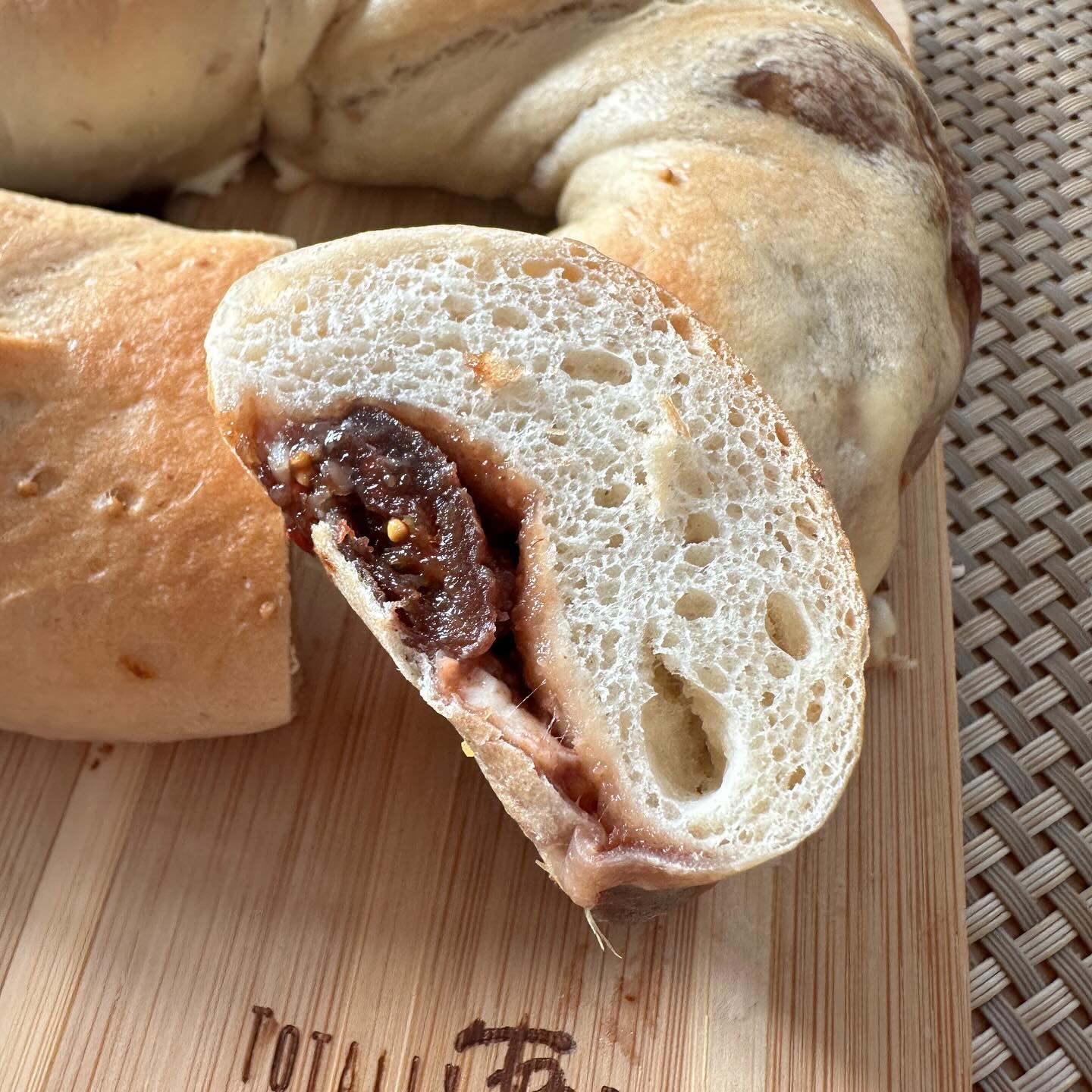 거의 2주만에 오픈한 베글베글🥯

먹고싶었던 와인무화과 크림치즈 베이글을 먹었는데..
요거요거 진짜 개맛도리에요ㅠㅠ 무화과를 향긋한 와인에 졸여서 풍미 업! 무화과 자체 식감도 너무너무 좋구❤️

따뜻한 아메리카노와 함께 먹었더니 너무 좋았어요! 

역시 진해 최고의 베이글집👍👍
