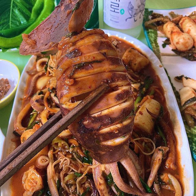 리우 on Instagram: "#광고#꼬들무불오징어 . . . 꼬들무불오징어로 엄마랑 둘이 파티했어요🎉 꼬들무불오징어는 🔥조금 매운맛🔥이라고 적혀있엇는데 저같은 경우에 신라면 정도면 아주 맛