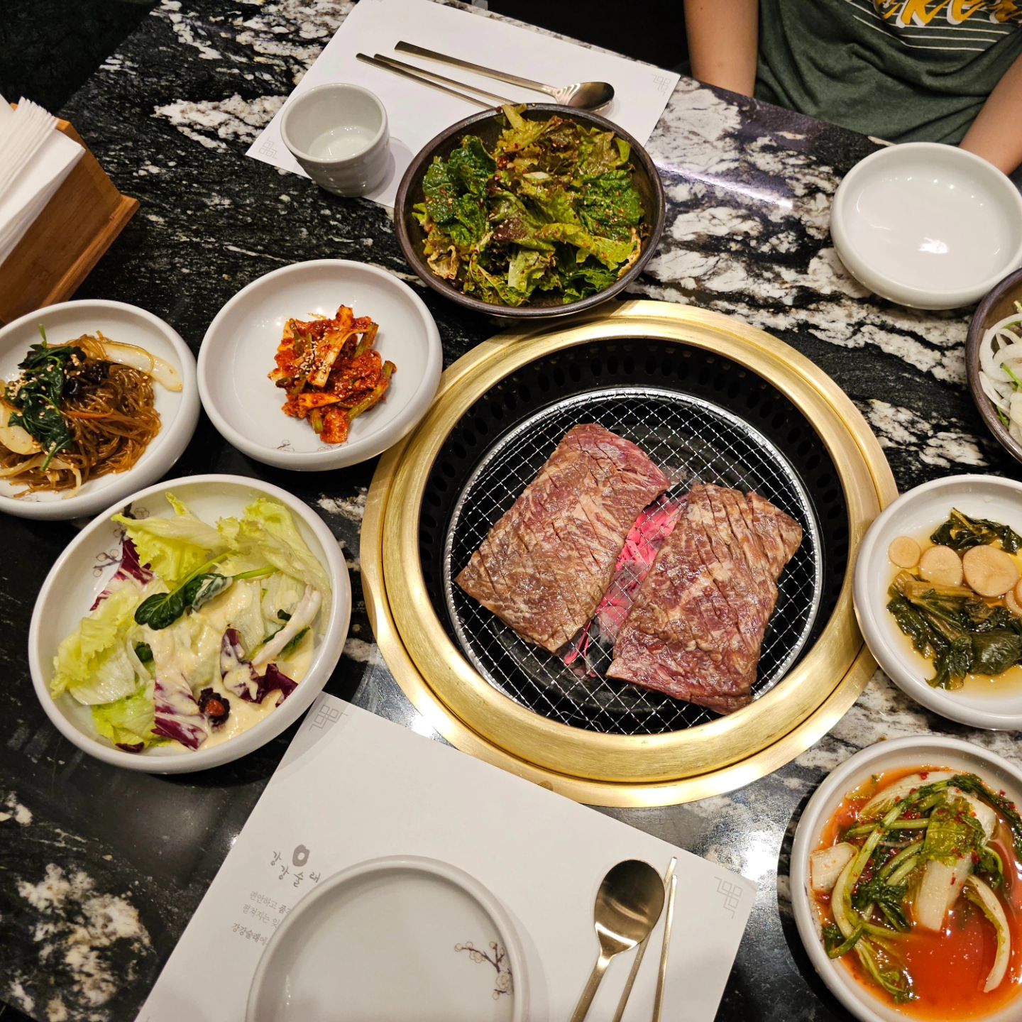#협찬 
청담동에서 새벽까지 즐길 수 있는 청담동갈비집 
강강술래청담점 전 지점 본사직영으로 운영되며
들어서자 마자  깔끔하고 고급스러운 인테리어에
프라이빗한 공간으로  파티션, 룸 등 준비되어 있어
각종 모임을 편안하게 즐길 수 있어요 
신메뉴 진양념갈비 정식으로 맛있는 소갈비와 식사까지
가성비  끝내주는 메뉴구성에  정갈하고 맛있는
한정식집 같은 밑반찬 구성까지 저절로 👍
테이블에서  먹기좋게 구워주셔서 편하게 먹고
식사메뉴로  선택한 물냉면과 영양솥밥에 된장찌개
청담맛집으로 인정합니다

✔️위치:서울 강남구 도산대로 535 (청담동, 용강빌딩)
✔️영업시간 :11:00~새벽 07:00

#청담새벽맛집 #청담새벽영업
#청담룸식당 #청담동룸식당 #청담주차장식당 
#청담맛집 #청담갈비 #청담고기
#강강술래청담점 #청담동맛집
#청담동점심모임 #청담점심모임