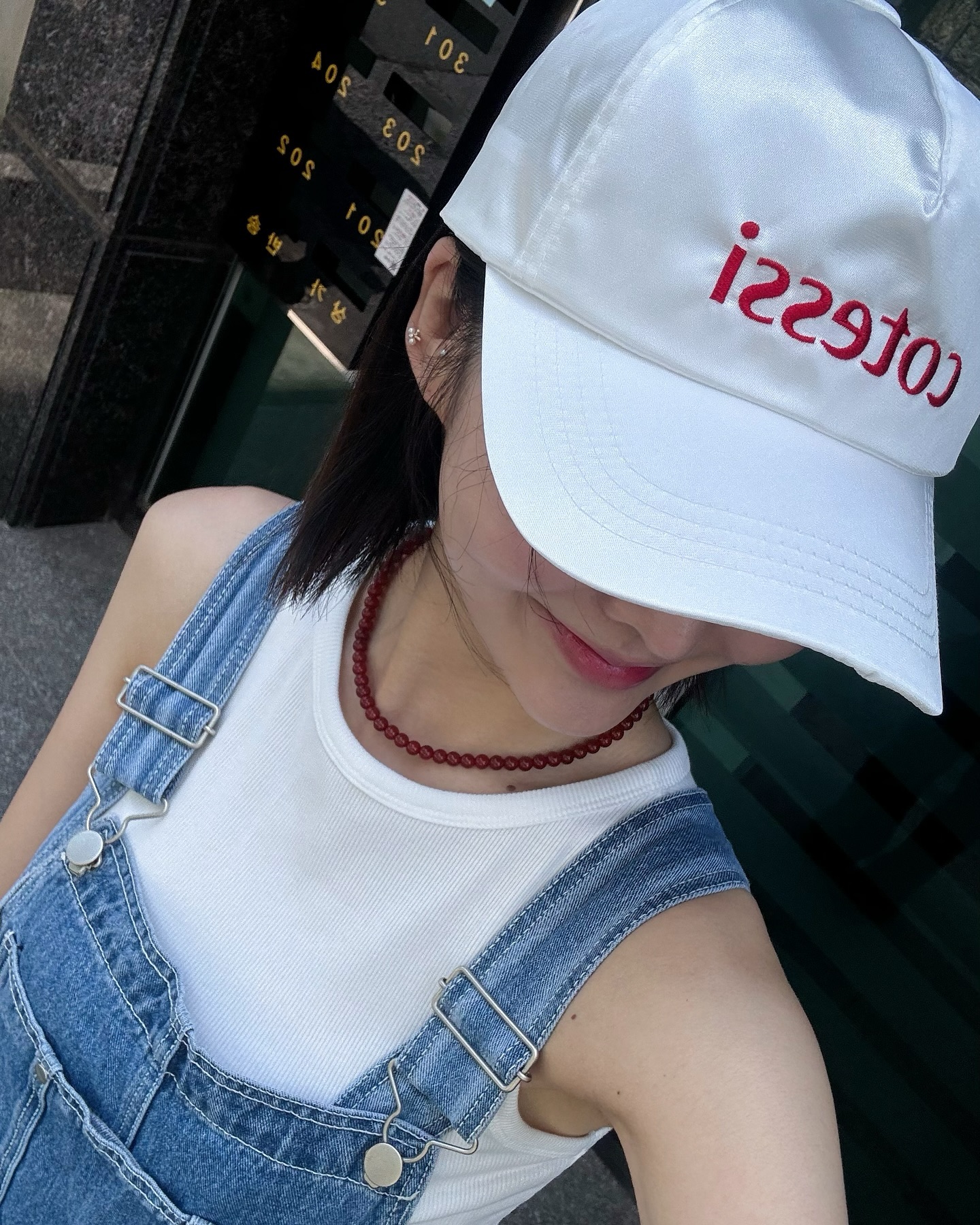 정말 피곤하거나 컨디션 안 좋은 날 모자 눌러 쓰면 그림자 지는 것처럼 얼굴 더 어두워 보이는데 이건 쓰자마자 자동 반사판✨🍒 광택감이 주는 포인트들까지도 완내스 ! 네이비랑 고민 했었지만 화이트 하길 너무 잘한듯 ><