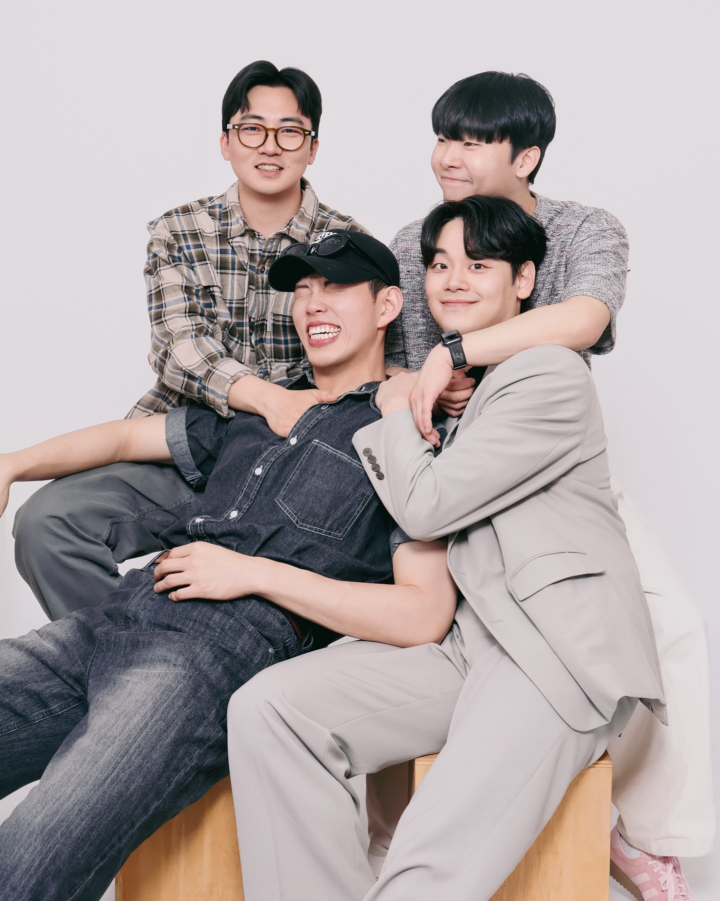 찐친 특 : 모이면 사진찍음 📸

찐친 사이에서만 나오는
요런 편한 바이브 ~~👻