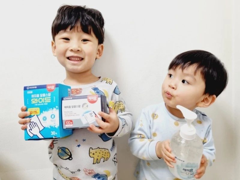 #광고 유한양행 해피홈 손소독제 알콜스왑 3종
.

우리 집에 빠지지 않고
항상 구비해두는게 몇 가지 있는데요
바로 유한양행 해피홈 손소독제와 알콜스왑 3종!
.

이마트트레이더스에서도 구입 가능해서 넘 편함!
생각보다 활용도가 높아서 이제 없으면 불안불안!!
.

유모차, 자전거, 킥보드 손잡이 등등
아이 손이 자주 닿는 곳 닦아주기 좋고 
주방도 위생적으로 관리해줄때 써요
.

아이들 어린이집 가방 속에도 쏙! 👍 
.

#바이러스 #세균 #위생 #청소 
#유한양행 #유한양행해피홈 #소독제 #손소독제 #알콜스왑