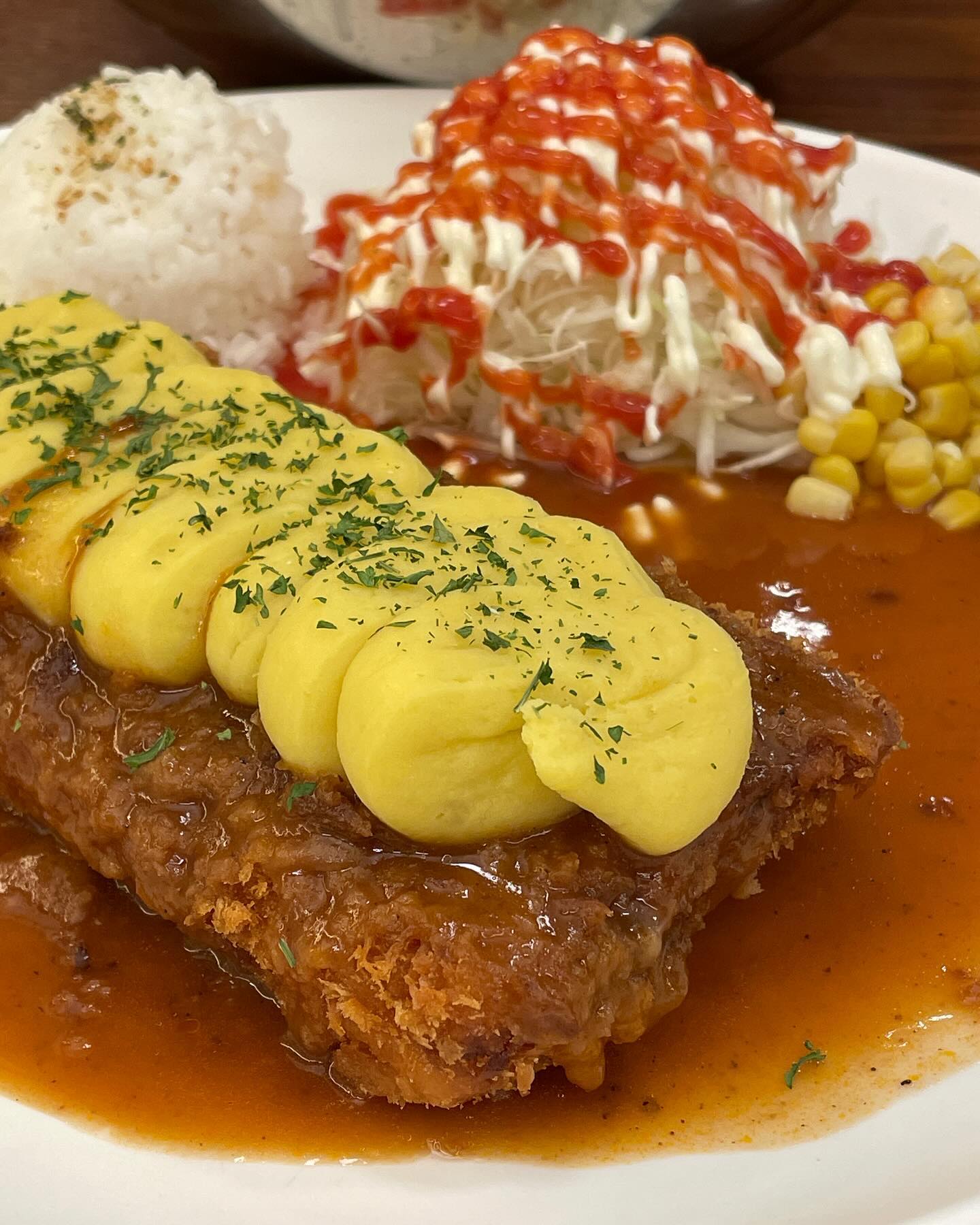 #협찬 상무지구 돈까스 맛집 무등왕돈까스
📍광주 서구 상무자유로 173 대영빌딩 1층 무등왕돈까스
✔️ 고구마치즈돈까스, 진짜왕쫄면

냉동식품을 쓰지 않고 매일 수작업으로 두드리는 1등급 돼지 돈까스와
수작업으로 만드는 돈까스 소스를 사용해
매장에서 주문하면 바로 모든 메뉴를 직접 조리하는 무등왕돈까스

테이블마다 키오스크가 있어서 주문부터 결제까지 편하게 할 수 있고
주문하면 식전 스프도 나옴🥣

달달한 고구마무스가 듬뿍 올라가있고
쭉 늘어나는 치즈가 마구 들어간 고치돈!
수제 돈까스 소스와 조합도 좋고
셀프바가 있어서 쌈으로도 즐길 수 있는 돈까스맛집

새콤매콤한 쫄면은 농장에서 공급받는 싱싱한 채소가 많아서
쫄깃하고 아삭한 식감이 좋았고 양이 진짜 많아서
다 못먹고 나올정도🫢
상무지구에서 돈까스 맛집을 찾는다면 무등왕돈까스!

#돈까스맛집 #상무지구맛집 #쌈싸먹는돈까스 #옛날돈까스 #무등왕돈까스 #먹스타 #먹스타그램🍴 #먹스타맞팔 #고구마치즈돈까스 #고치돈 #맛스타그램 #맛있다그램 #상무지구