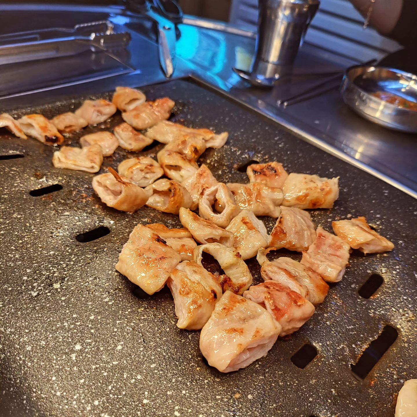 🔥🍢 "막창 천국을 찾았어요, 바로 강남의 '더막창스'! 여기는 17년 동안 막창의 전설을 써내려가고 있는데요. 대구막창보다 더 맛있는 이유, 궁금하지 않나요?
👨🍳✨ 초벌구이로 나오는 막창은 쫄깃쫄깃, 맛의 차원이 다르답니다. 게다가 전문가가 직접 구워주셔서, 구움 걱정은 NO! NO!
📱🛵 강남에서 막창이 땡길 땐 '더막창스' 배달로 간편하게! 집에서도 막창 파티 가능하니까요.
📺💫 TV에 나온 그 맛집 맞아요! '식객남녀'에도 소개된 가성비 갑 막창집이죠. 특제소스와 다양한 메뉴가 기다리고 있어요!
😄👌 친절한 서비스로 막창 먹는 시간이 더 즐거워집니다. 이런 서비스, 여기서만 느낄 수 있어요!
📍 주소: 서울 서초구 서초대로77길 37 서초동월드 106호
⏰ 영업시간: 12:00~03:00
#강남막창 #더막창스 #막창맛집추천 #대구막창패스 #가성비최고 #막창배달가능 #TV맛집"
#협찬 #강남역맛집 #강남맛집 #강남역막창 #훈제막창 #강남역술집 #강남역곱창 #강남역곱창맛집 #강남데이트 #강남고기집 #강남역대창 #먹스타그램