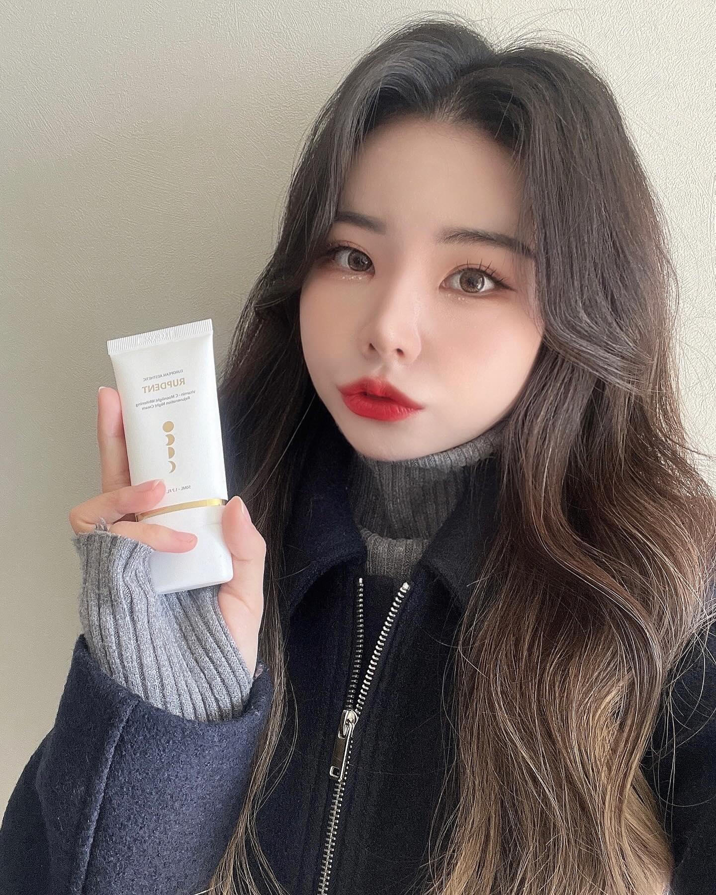 #협찬 rupdent #룹땅

유럽 에스테틱 브랜드 룹땅에서 아나운서들 사이에서 대유행하고 있는 미백 주름개선 2중 기능성 크림을 협찬해 주셨습니다✨

우선 끈적이지 않아 좋았고, 미백 기능성 크림이라 기미, 주근깨 개선에도 도움을 주더라고요! 
추가로 주름개선, 탄력, 보습, 광채, 미백까지👍🏻
피부를 꽉 잡아주고 피부 탄력을 UP 시켜주는 느낌이라 괜히 아나운서 크림이라고 소문난 게 아닙니당💓

#아나운서크림 #상품협찬 #협찬환영 #협찬문의 #크림 #미백 #탄력 #주름개선 #화장품추천 #기초화장품 #크림추천 # 탄력크림 #미백크림