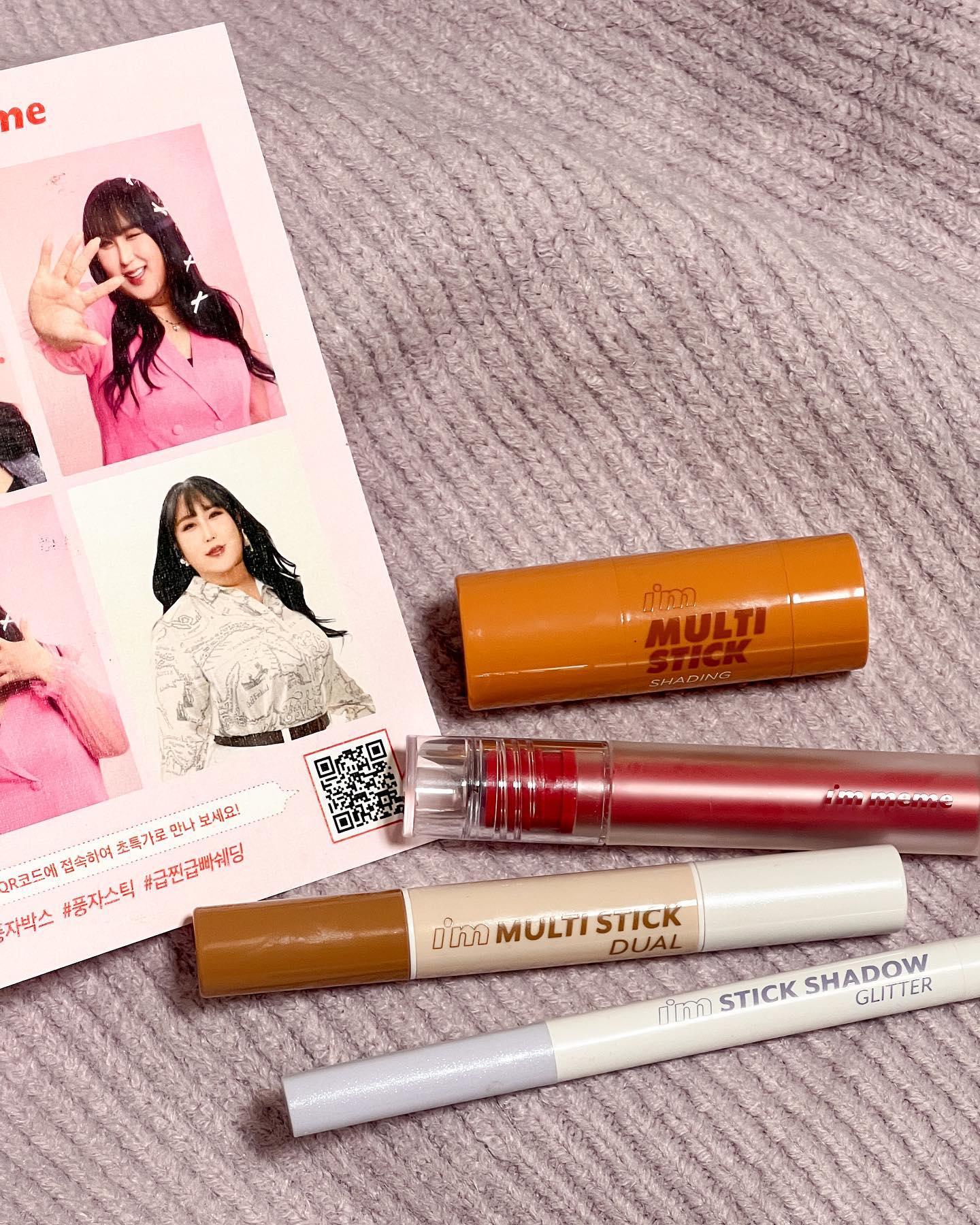 #협찬 memebox_pick immeme_official 

✨풍자와 아임미미가 만났다💞
웜톤&쿨톤 박스로 출시된 아임미미 풍자박스에는,
스틱 쉐딩 브론저, 스틱 듀얼 컨투어링, 스틱 섀도 글리터, 립 실루엣 글로스 틴트로 구성되어있어요:)

연휴 이후로 윤곽이 사라진 얼굴에 
날렵한 턱선과 콧대를 만들어주는 제품 구성으로 
올 가을에 꼭 필요한 잇템이에요🍂
-
-
-
#풍자박스 #풍자스틱 #급찐급빠쉐딩 #다이어트쉐딩 #멀티스틱 #쉐딩 #쉐딩스틱 #스틱쉐딩 #스틱맛집 #아임미미 #미미박스 #memebox #immeme