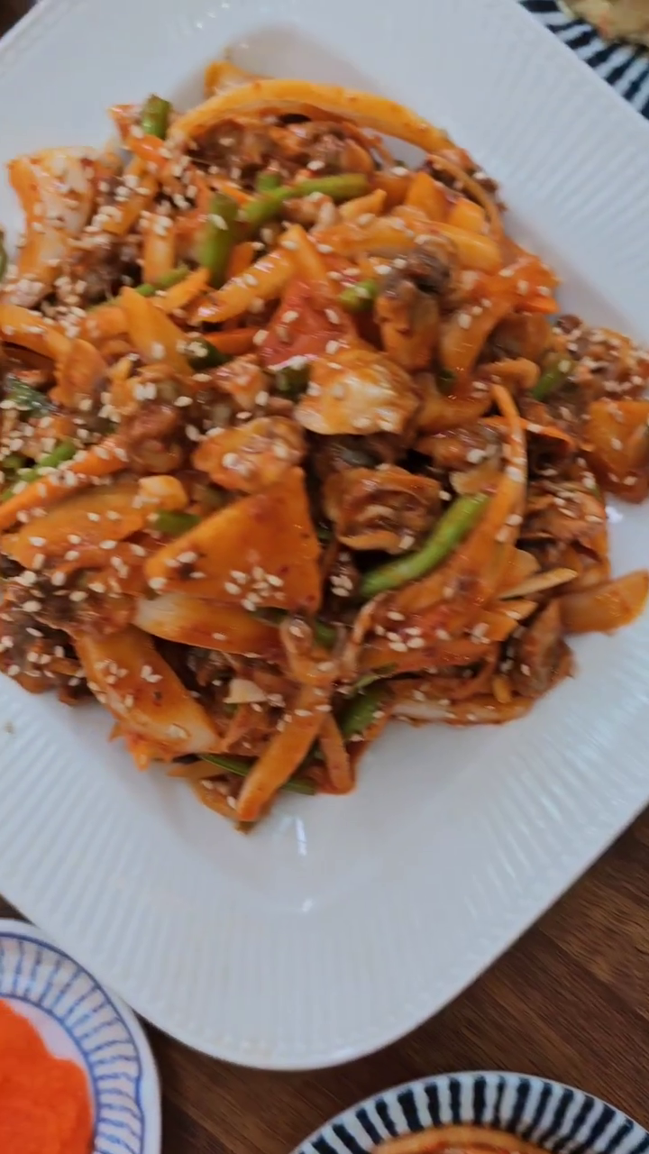 🐚 #꼬막한상 
꼬막은 강릉 엄지네포장마차가
쩰 맛있는줄 알았는데 안 짜고 넘 맛있🤤
꼬막무침도 같이 비벼먹으면 더 맛있!