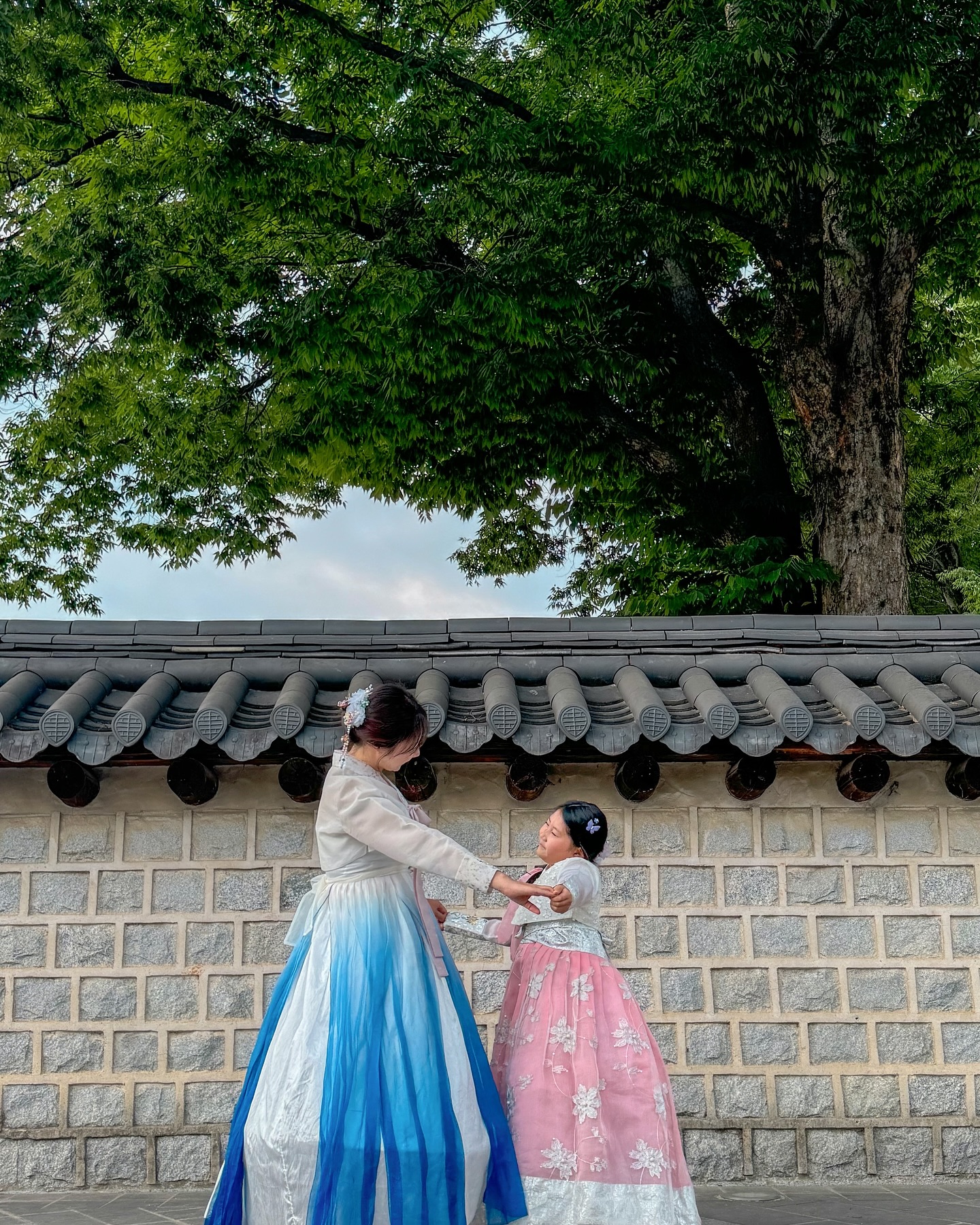 🎭 전주 1박2일 맛집부터 숙소까지!! #제작지원
찐한 맛을 좋아하는 분들에게 꼭 추천하고 싶은 한옥마을 
막걸리 맛집과 1박 2일 전주 여행 후기를 공유해요😊 
얼마만에 한복을 입어보는 건지! 한복은 잘 어울리지 않는 
다온맘이지만, 이렇게 사진으로 남기니 너무 좋은 추억이네요! 📸

전주하면 먹방이죠? 그래서 먹킷리스트와 가성비 
좋은 숙소, 공연 정보까지 모두 담아두었어요. 📝

1️⃣한옥마을에 위치한 비빔한복. : bibim_official_
주소: 전북특별자치도 전주시 완산구 전라감영로 69
다양한 종류의 한복이 있고, 사전 예약 시 할인율이 높아요. 
비빔한복 피드에서 꼭 확인해보세요! 
👗 시원하게 입고 싶으시면 여름 한복을 추천해요

2️⃣한옥마을에서 열리는 야외 뮤지컬 한상궁 joseonchef2024 
공연 일정: 매주 금요일 (9/27까지) 🎭
신나는 댄스 뮤지컬
안녕하세요 다온맘님 :)
전주 맛집+체험 모음 게시글에
옛촌막걸리 한옥점이 본점으로 포스팅되어
멘트 부분만 수정 부탁드립니다!!ㅎㅎㅎ
추후 게시물 인사이트 공유 부탁드립니다!!! 😁🍀🍀

3️⃣옛촌막걸리 한옥마을 직영점 yetchon2002 
전북 전주시 완산구 팔달로 144-4
너무나 유명한 곳! 찐한 맛을 좋아하는 다온맘은 완전 반해버린 곳이에요❣️ 주말에는 웨이팅이 있어요. ⏳

4️⃣녹두꽃 한옥마을 콩요리 전문점
주소: 전북 전주시 완산구 팔달로 106-1
음식에 대한 철학이 있는 한식 맛집으로, 
아이들과 함께 먹기 좋아요. 🍽️

5️⃣처음본명품민물장어
주소: 전북 전주시 완산구 백제대로 20
한우와 민물장어의 조화! 무한리필인데 장어가 역대급 
인생 장어였어요. 세상에 이렇게나 도톰하다니, 
진짜 처음 본 장어에요! 🐟 전주에 살고 싶어질 정도에융🏡

6️⃣김형제고기의철학 송천점 kimsbrothersjjsc 
주소: 전북 전주시 덕진구 용소로 117 1층
김형제고기의 철학은 말할 필요도 없죠 
맛보증인데다 분위기도 너무 좋아요. 🥩👍

7️⃣ 가성비 신축 호텔 전주시그니처호텔
전북 전주시 덕진구 백제대로 838
애견동반 룸 운영, 가족 여행 추천

근데 놀기보다 먹기를 더 했네요? 전주 가면 
원래 그런 거잖아요, 맞죠? ㅎㅎㅎ 😆

#전주맛집 #전주맛집코스 #전주여행 #전주여행코스 #전주가족여행
#전주한옥마을 #전라도여행 #모녀여행 #가족여행 #여행크리에이터