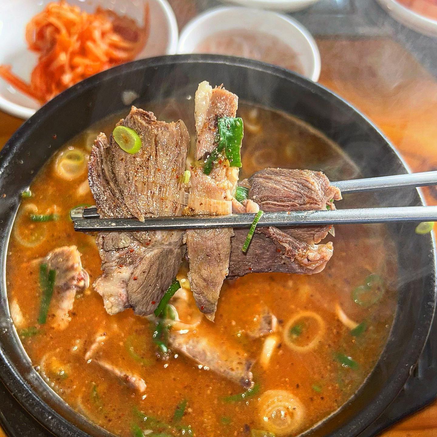 #먹방요삐 #협찬

육수를 20시간동안 끓여내는 찐 국밥 맛집
#정성구리순대국

구리에 있는 정성 구리 순대국 다녀왔어요!

🕖 매일 10:00 - 21:00 (매달 2,4번째 일요일 정기휴무)
📍경기 구리시 안골로 5 1층
📞050713470856
✋🏻 단체이용 가능, 주차, 포장, 예약, 무선 인터넷

소뼈와 돼지뼈를 20시간 이상 삶아 육수를 만드는 곳 보셨나요? 😲👏🏻

그래서 그런지 
육수가 엄청 진하고 깊더라고요 ❤️

국밥이 잡내가 없기 힘들잖아요?
근데 특유의 잡내도 없고 개운하고 얼큰하니
국물까지 싹 비우게 돼요 😋

국밥 안에 있는 고기도 야들야들하니
수육이야 말뭐 ..🥰

80명까지 수용 가능할 정도로 넓고
쾌적하니 깔끔한데다
주차장까지 완비되어 있으니
안갈이유 무엇?🤣

오늘 야식은 뜨끈하고 든든한 국밥 ㄱ?🥹

#구리맛집 #구리순대국 #구리국밥
#먹스타그램 #먹스타 #먹스타맞팔  #먹팔환영 #먹스타소통 #먹팔해요
#먹스타좋아요  #좋아요반사
#선팔맞팔 #먹부림
