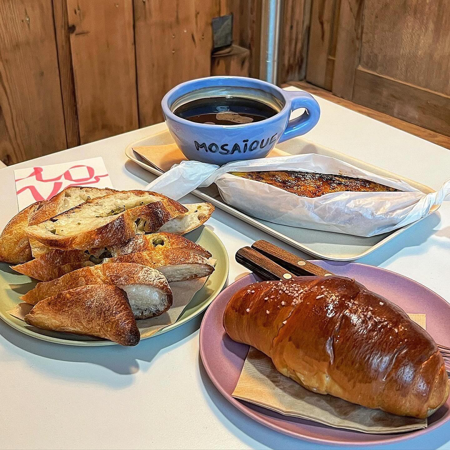 빵순이라면 가봐야할 프랑스베이커리 맛집🌷
#협찬#북촌#모자이크베이커리

감성넘치는 한옥 분위기에 치이고 
향긋한 빵냄새에 한 번 더 치이고 
맛도리 빵맛에 세 번 치이는 
북촌 모자이크 베이커리는 프랑스 정통 제과를 베이스로 
다양한 문화를 현대적으로 재해석해 
다양한 멋과 맛을 제안하는곳 입니다😊

바게트, 깜빠뉴 종류가 많았고 구움과자도 다양했어요!
소금빵 (3,500원)은 겉바속촉 버터향 가득한 
짭짤 정석의 맛
너무나도 내 스타일이었던 올리브바게트 (4,700원)
요거 꼭 드세요 :)
내부가 넓고 인테리어도 넘 예뻐서 북촌 데이트코스로 딱인 
모자이크베이커리에서 모두 맛 있는 빵 드셔보세요💓

🎈북촌 모자이크베이커리
위치 : 서울 종로구 북촌로4길 8 배진haus 1층
시간 : 10:00-17:00