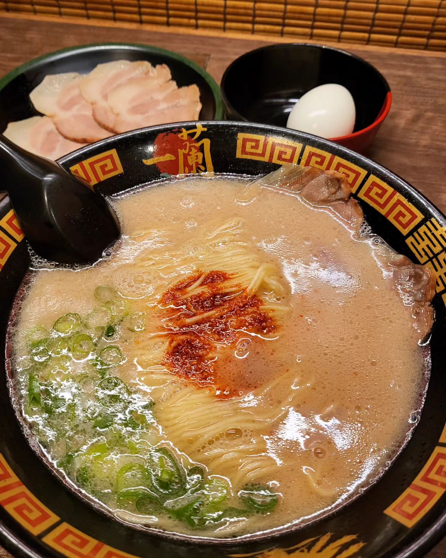 일본 오사카🇯🇵 에서 유명한 이치란 돈코츠 라멘!!🍜
저는 기본 맵기에 챠슈와 계란을 추가해서 먹었어요!!🥢
.
.
.
.
#일본여행 #일본 #오사카 #일본라멘맛집 #이치란라멘 #라멘 #챠슈추가 #계란추가