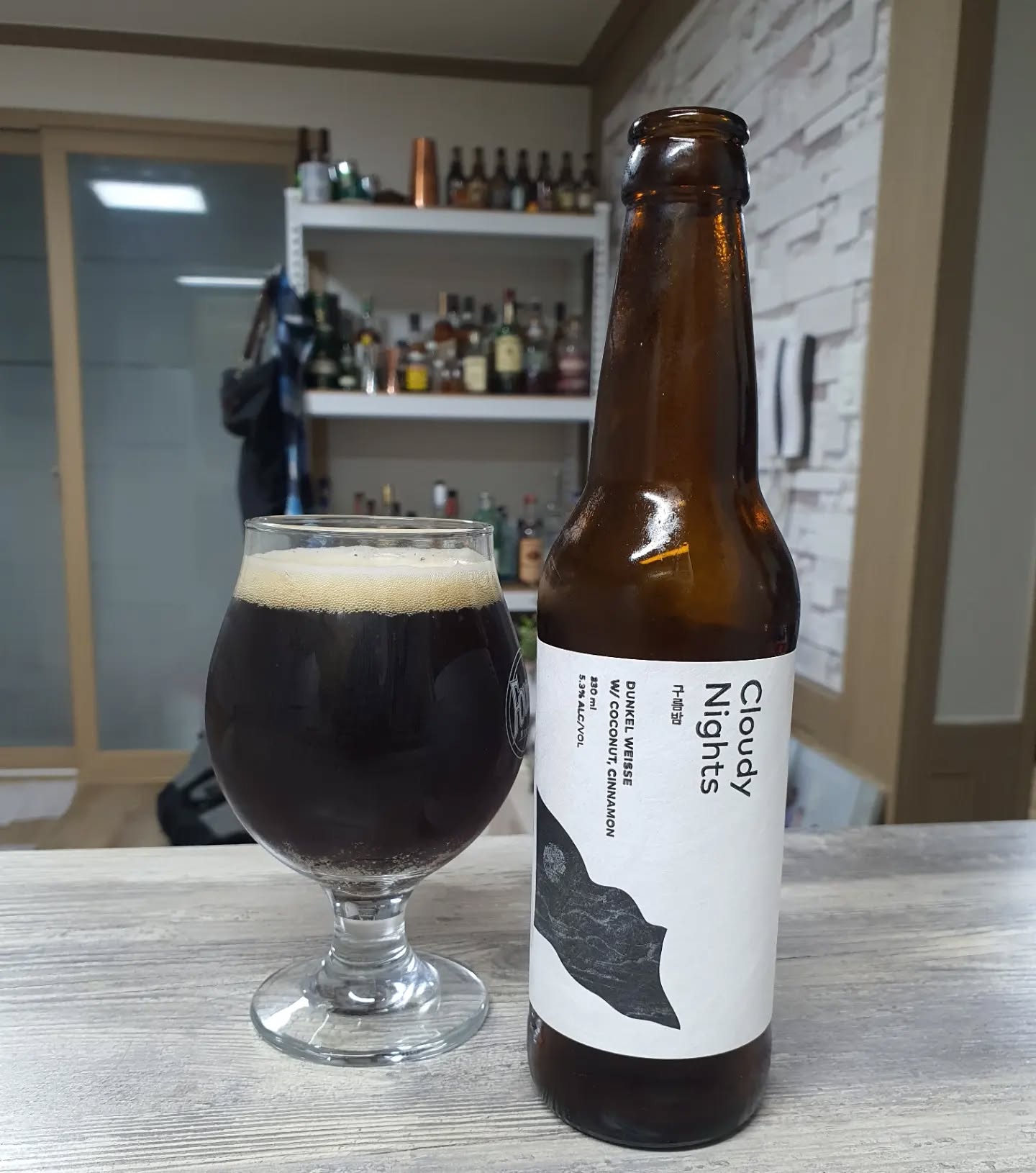#맥주 #간단리뷰 81 #그날그느낌 
#구름밤 #CloudyNights #끽비어브루어리 #Ggeekbeer 
가격 1병 7000원 (23 KIBEX 구매)
타입 : 둔켈 바이스(dunkel weisse)
도수 : 5.3%
IBU : ?
.
#노즈 
깜장물에 가까운 검은색. 브라운 느낌나는 흰색거품. 생각보단 금방 사그라듬. 온도 올라오니 바나나향 살짝. 맥아 고소한향이 좋음. 향신료도살짝 있는데 시나몬 위주. 효모가 눈에 몇개보임.
#팔레트 
입안 탄산적음. 바디는 중간. 고소한 맛이 좋음. 질감은 부드러운편. 온도가 올라갈수록 달아짐. 살짝 입안에 남는 느낌.
#피니쉬 
산미나 쌉쌀함 거의 없음. 마지막 넘어갈때 카라멜단맛이 큼. 여운이 짧고 가볍게 끝남.
.
이사를 하고 오랜만에 집중해서 마셔보왔다. 그간 바빠서 마실일이 많지 않았다. 둔켈바이스라서 어느정도 느낌일지는 감이 왔고 딱 생각한 느낌정도였다. 일단은 한동안 구비한 맥주도 마시고 집중해볼까 하면서 마셨던 하루였다.
.
#한마디 
온도가 올라감에 따라 맛나던 맥주.
.
.
.
.
#beer #craftbeer #drinks #ale #lager 
#수제맥주 #크래프트비어 #비어라이프 #맥린이 #편의점맥주 #와앤모 #바틀샵 #맥주리뷰 
#조주기능사 #술스타그램 #일상 #맞팔 #소통 #데일리
