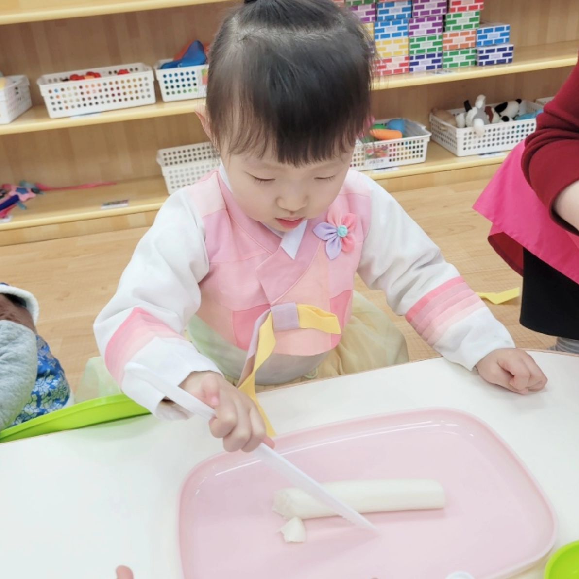 오늘의 하이( ˇ͈ᵕˇ͈ )🤍⁣⁣⁣⁣ +765⁣
🩷사랑스런 하이의 떡국떡 썰기(*ˊᵕˋ*)ﾉ
⁣
⁣
⁣
⁣
⁣
⁣
⁣
#아기스타그램 #아기옷 #아기모델 #육아용품 #육아맘 #아기랑놀기 #baby #cute #아기와갈만한곳 #아기놀이 #어린이집적응기 #딸스타그램 #딸바보 #딸 #육아 #육아소통 #육아스타그램 #육아템 #맘스타그램 #맘소통 #21개월아기 #23개월아기 #24개월아기 #25개월아기 #22개월아기 #20개월아기 #일상 #일상스타그램 #김하이 #하이스타그램🤍