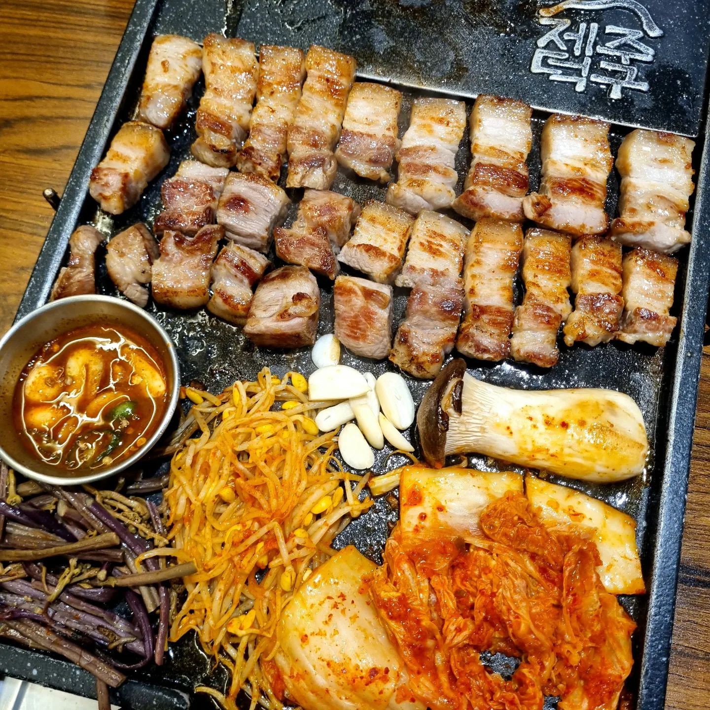 #협찬 #제주덕구광주하남점 #광주찐맛집

제주의🏝 맛을 그대로 느낄 수 있는❣️
하남 찐맛집 <제주덕구 광주하남점>에 다녀왔어요👩🏻‍❤️‍👨🏻

<제주덕구>는 100% 제주산 고기만을 취급하는 제주돼지🐖 전문점인데요🤗 술도🍶 한라산 소주, 우도땅콩막걸리, 제주생막걸리, 제주핑크막걸리, 제주위트에일(제주도 수제맥주)까지 제대로 준비되어 있었어요👏🏻💯💯

저희는 [제주덕구 한근세트(500g)➡️오겹살 340g+목살 160g+찌개 3종류 중 택1(김치찌개)]를 주문했어용🙆🏻‍♀️ 초벌되어 나오는 고기는 단면 빛깔에서부터 좋은 고기인게 느껴졌는데💖 멜젓 소스와 함께 고사리, 김치, 콩나물, 버섯 등 완전 푸짐하게 나오더라구요👍🏻 고기도 직접 구워주셔서 넘 편했어요🥰

육즙 팡팡💥터지는 담백한 목살은 넘 부드럽고😋 오겹살은 껍데기 부분은 쫀득하고 고기는 부드러워서 식감이 진심 남달랐어요🙊💕 구운 고사리와 함께 멜젓에 찍어 먹으면 대존맛🥹❣️ 밥도🍚 고소한 향이 나는 수향미로🌾 지어서 윤기 자르르〰️✨️ 밥만 먹어두 넘 맛있었어요😋 김치찌개는 양도 푸짐하고 국물이 얼큰 칼칼해서 고기랑 잘 어울리더라구요👍🏻👍🏻

제대로 된 맛과 분위기로 제주🏝여행 간 것처럼✈️ 힐링 가능한 <제주덕구 광주하남점>❕️하남 고기 찐맛집 찾으실 때 완전 추천드려요🤗❣️❣️ jejudukgu_gwangju

🏠 주 소 : 광주 광산구 하남동 653
🕒 월~금 16:30~23:30 / 토,일 12:00~23:30

#제주덕구하남점 #제주덕구 #광주맛집 #하남맛집 #광주하남맛집 #광주 #광주하남지구맛집 #하남지구 #하남지구맛집 #광주삼겹살 #광주오겹살 #광주삼겹살맛집 #광주고기집 #광주고깃집 #맛스타그램 #먹팔 #먹팔맞팔 #먹스타맞팔 #먹팔해요 #먹스타소통 #광주가볼만한곳 #광주데이트 #광주데이트맛집