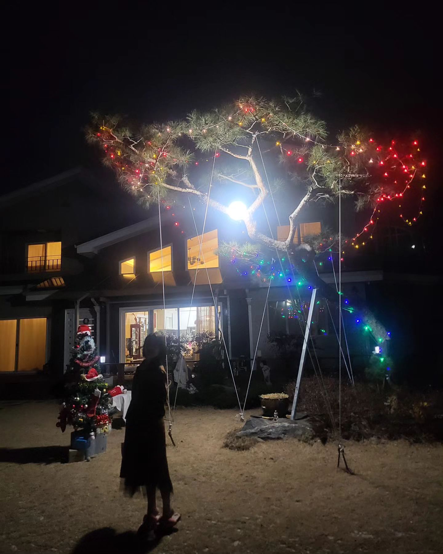 #merrychristmas 🌲

아이들이 외할아버지와 만든 트리 🌲 저녁늦게 돌아온 엄빠 깜놀👸🤴
아침에 율리들과 뒹굴뒹굴 눈 오는 정원바라보며
 한참을 이야기나누는데 👸🤴👸
이게 겨울이지❄️너무 좋네요🌨
 .
#christmas 🌲
#familytime ❤️