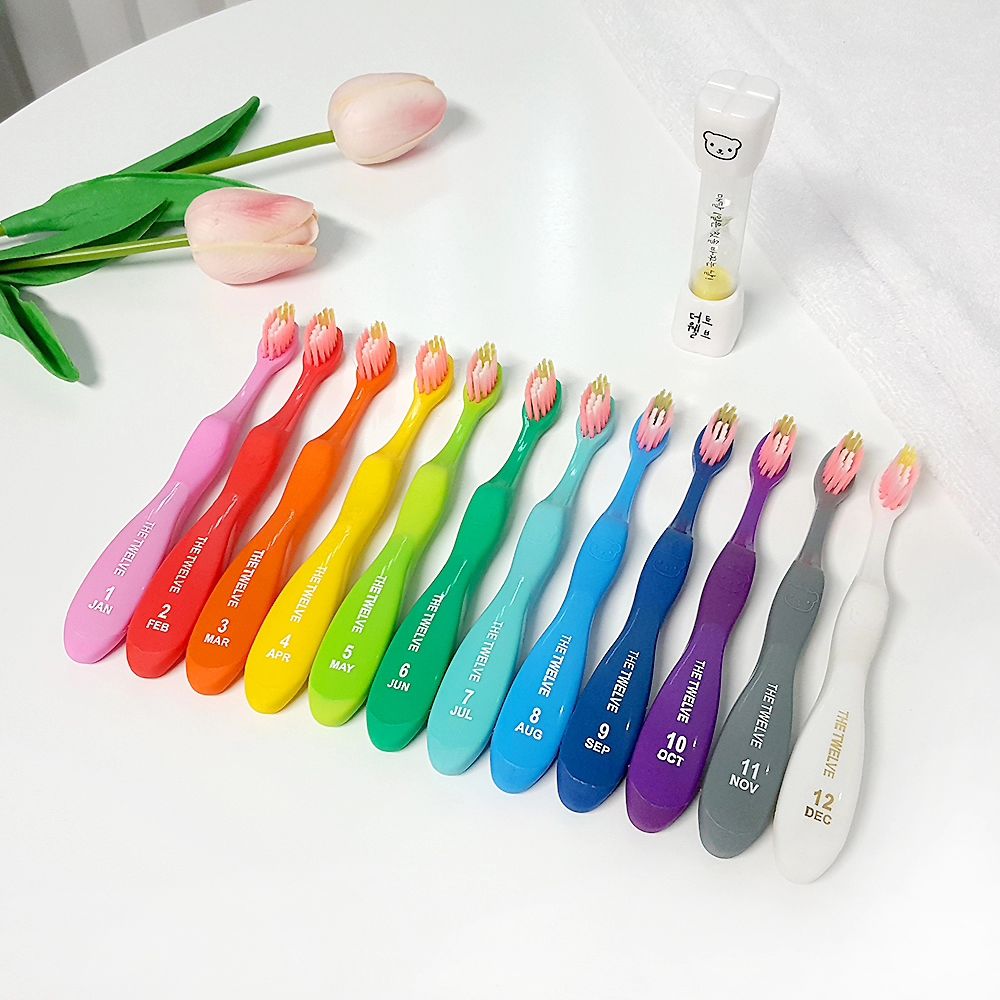 🎀더트웰브공구 

매달 1일은 칫솔 바꾸는 날💙

칫솔마다 일년 열두달이 적혀있어 아이도 칫솔바꾸는 날만 기다리고있는 재미까지!!

❗️칫솔은 교체시기가 굉장히 중요해요!
오래된 칫솔의 칫솔모는 어린 아이들 잇몸에 상처를 낼 수도있고
무엇보다 칫솔은 각종 세균이 서식하기 너무 좋은 환경이예요.

규칙적인 칫솔교체는 주기적인 양치만큼 중요하답니다.

언제 칫솔 교체했는지 매번 기억할 필요 없이
칫솔에 쓰여진 달을 찾아 교체해주기만 하면 끝❤️

#어린이칫솔공구 #어린이칫솔추천 #아기칫솔추천 #아기칫솔공구 #아기치약추천 #아기치약 #어린이치약