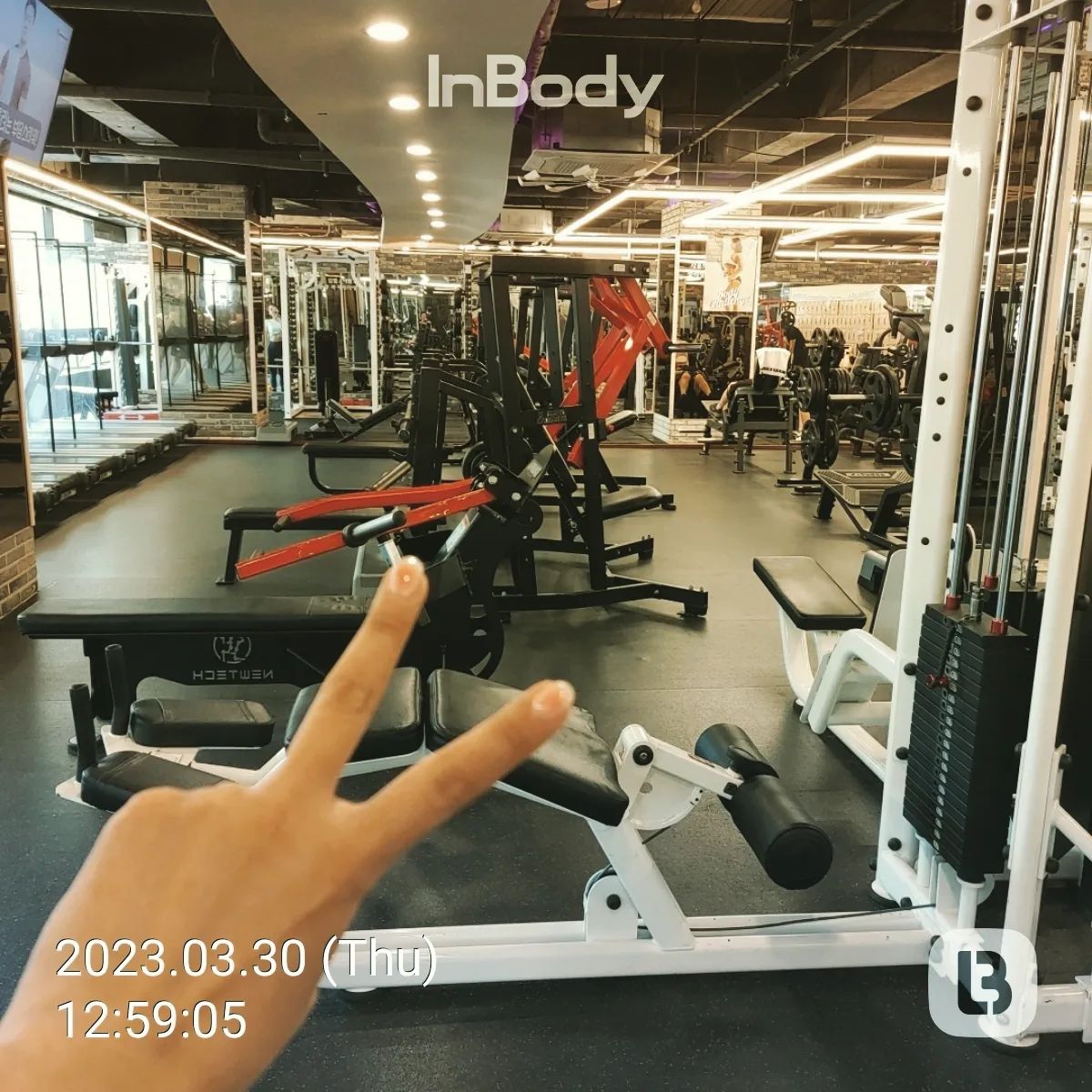 런바디 챌린지 26일차!

하체 거의 말 안듣는 수준으로 운동 시작..
오늘은 스트레칭과 코어 위주로 운동함!!
사실 허벅지 알배긴거 푸느라 시간 다 간듯..
유산소도 알차게 완료!

아침으로 파스타 해먹음.
토마토 끓여서 소스 만들고 닭가슴살 곁들임.

점심은 써브웨이 참치 샌드위치!
가격 오르면서 최고 가성비 메뉴가 되었다...

간식으로 케잌....
먹은거 증거안남기고 넘어가려 했는데..
쌤 만나서 자동 고해성사 해부렀당...ㅜㅜ
먹은 대신 집까지 걸어감!
중간에 공원도 한바퀴 돌음

저녁은 나물부침개.
반죽없이 계란으로만, 방풍나물이랑 쑥 넣고
탄수 보충용으로 귀리가루 솔솔 뿌림.
음.. 내가 먹던 방풍맛이 아니어서
걍 데쳐서 나물반찬으로 해먹어야겠다 싶었음

오늘도 힘냈다!

#런바디챌린지 #운동기록 #식단기록