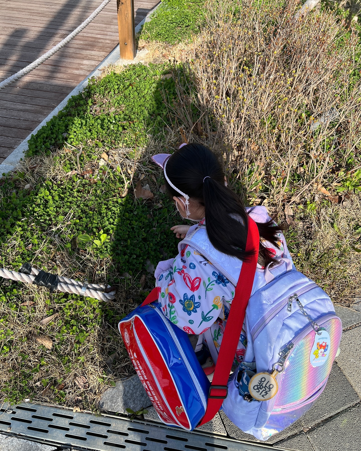 #등교 

학교가야지..... 네잎클로버 찾겠다고 
등교안하는애 

혼자보내면 풀도 보고 꽃도보고 
돌맹이도 줍다가 늦어서 

요즘은 교문까지 친히 모셔다 드림.... ㅋㅋㅋㅋ 

자연을 너무 사랑하는 아이 

#육아 #육아스타그램 #육아소통 #소통 #일상 #데일리 #베이비스타그램 #찌롱이 #육아맘 #닭띠맘