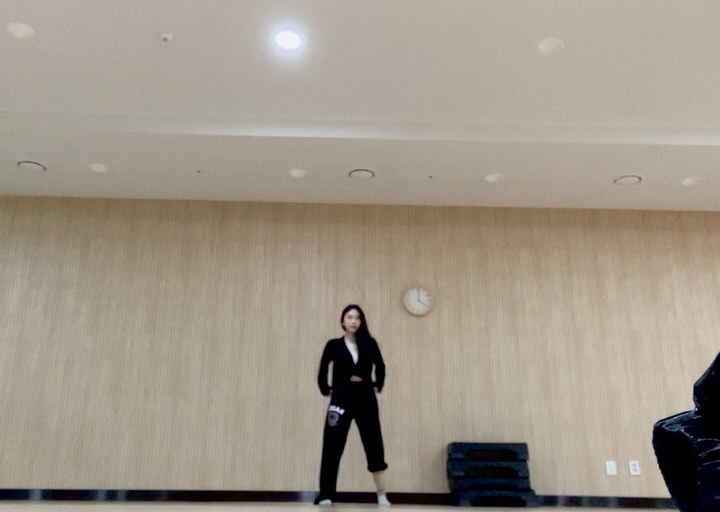 양말 없어서 아빠양말 신음 🐾
#lesserafim #easy

이 뒤에는 진짜 못하헥ㅆ다 힘들다..